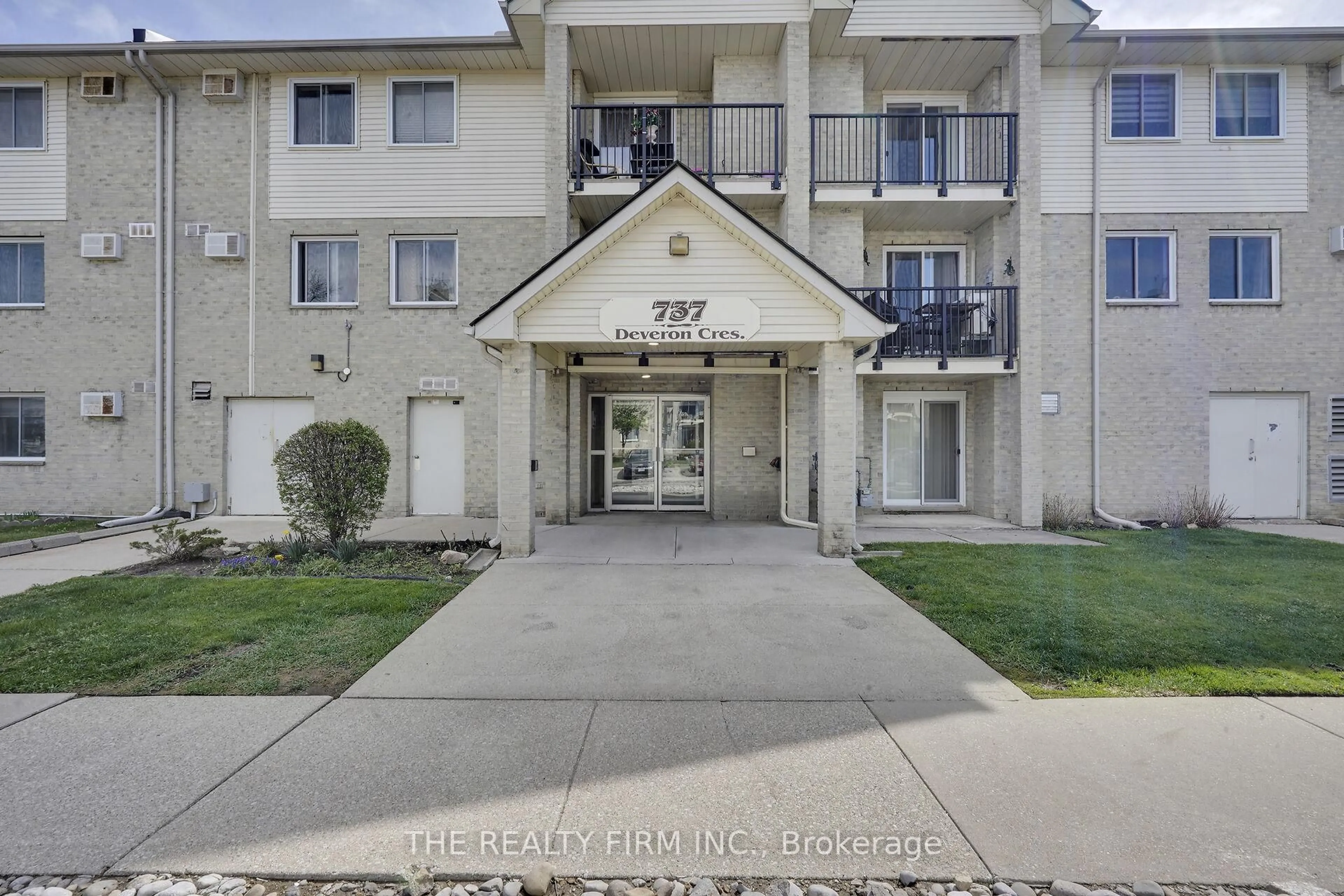Indoor foyer for 737 Deveron Cres #117, London South Ontario N5Z 4X9