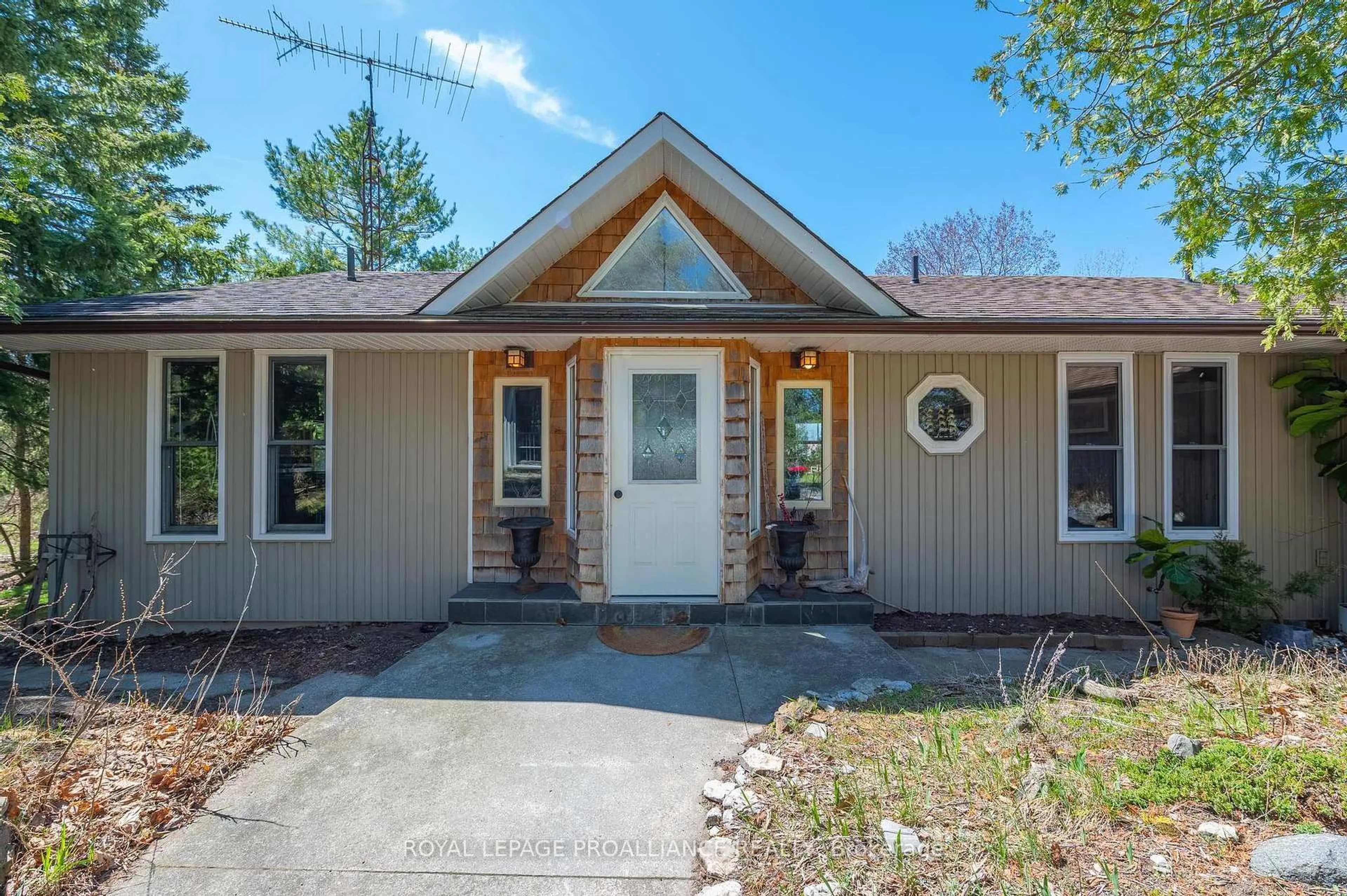 Home with vinyl exterior material, street for 280 Presqu'ile Pkwy, Brighton Ontario K0K 1H0