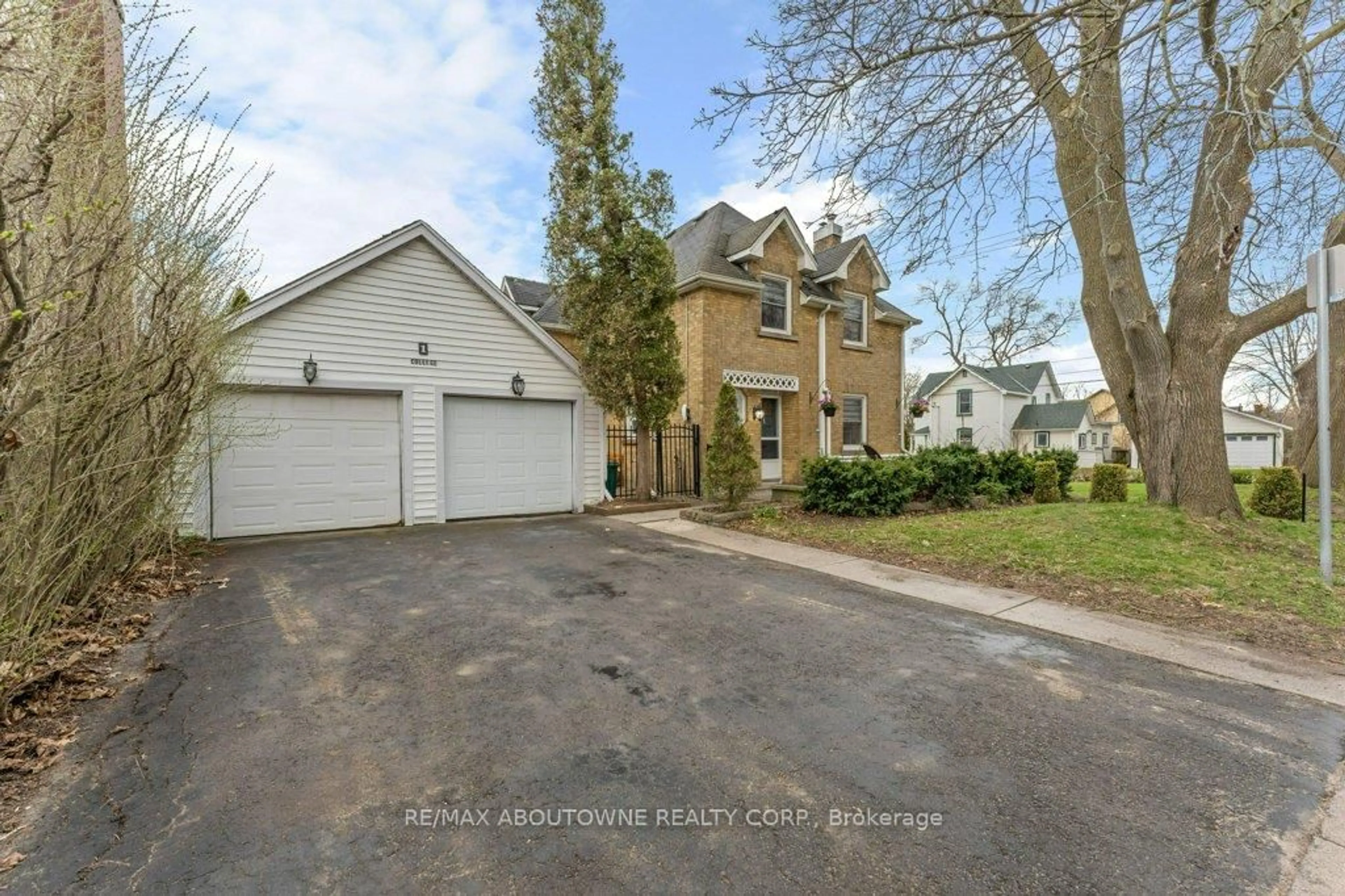A pic from outside/outdoor area/front of a property/back of a property/a pic from drone, street for 1 College St, Kingston Ontario K7L 4L5