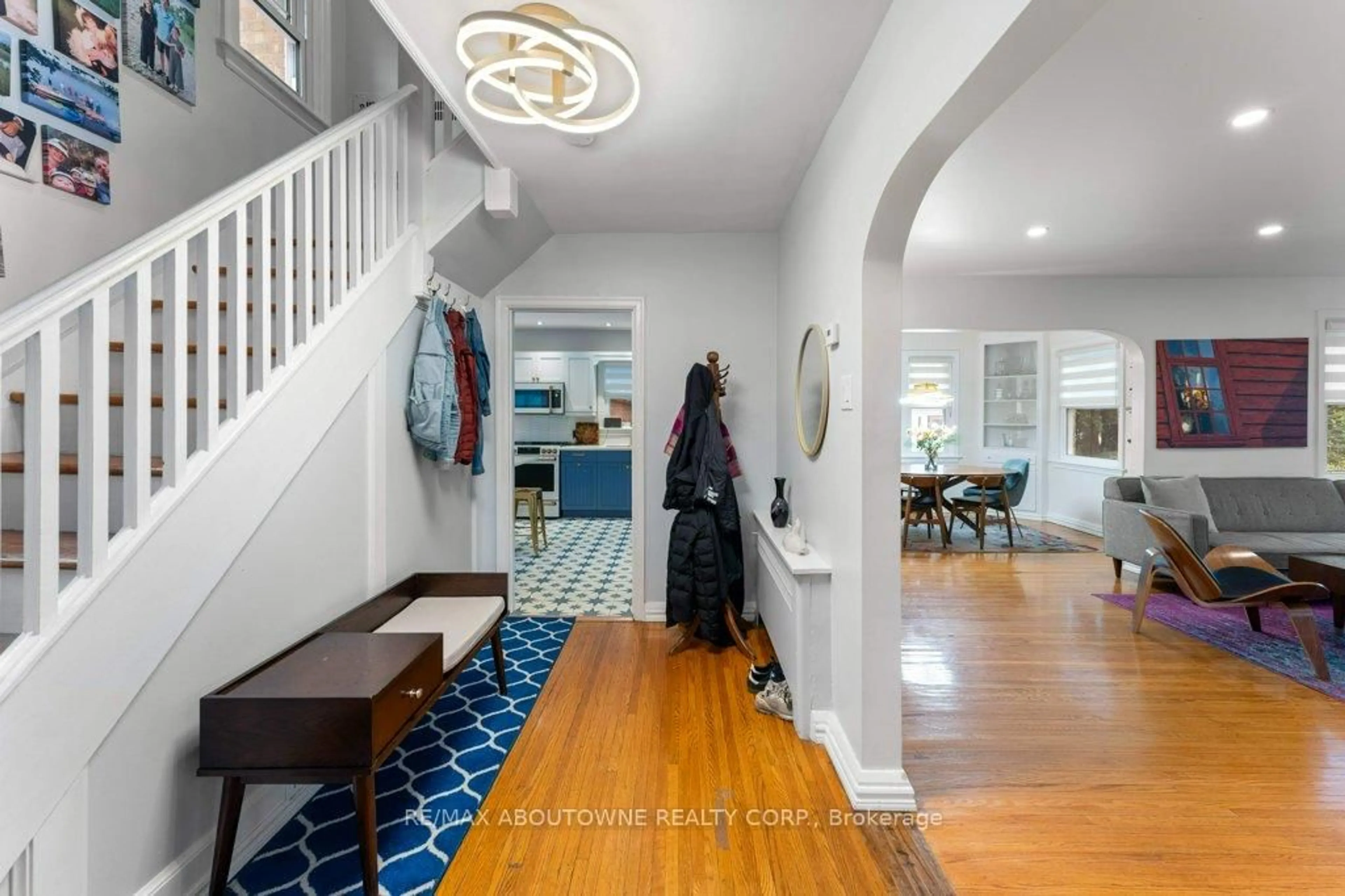 Indoor entryway for 1 College St, Kingston Ontario K7L 4L5