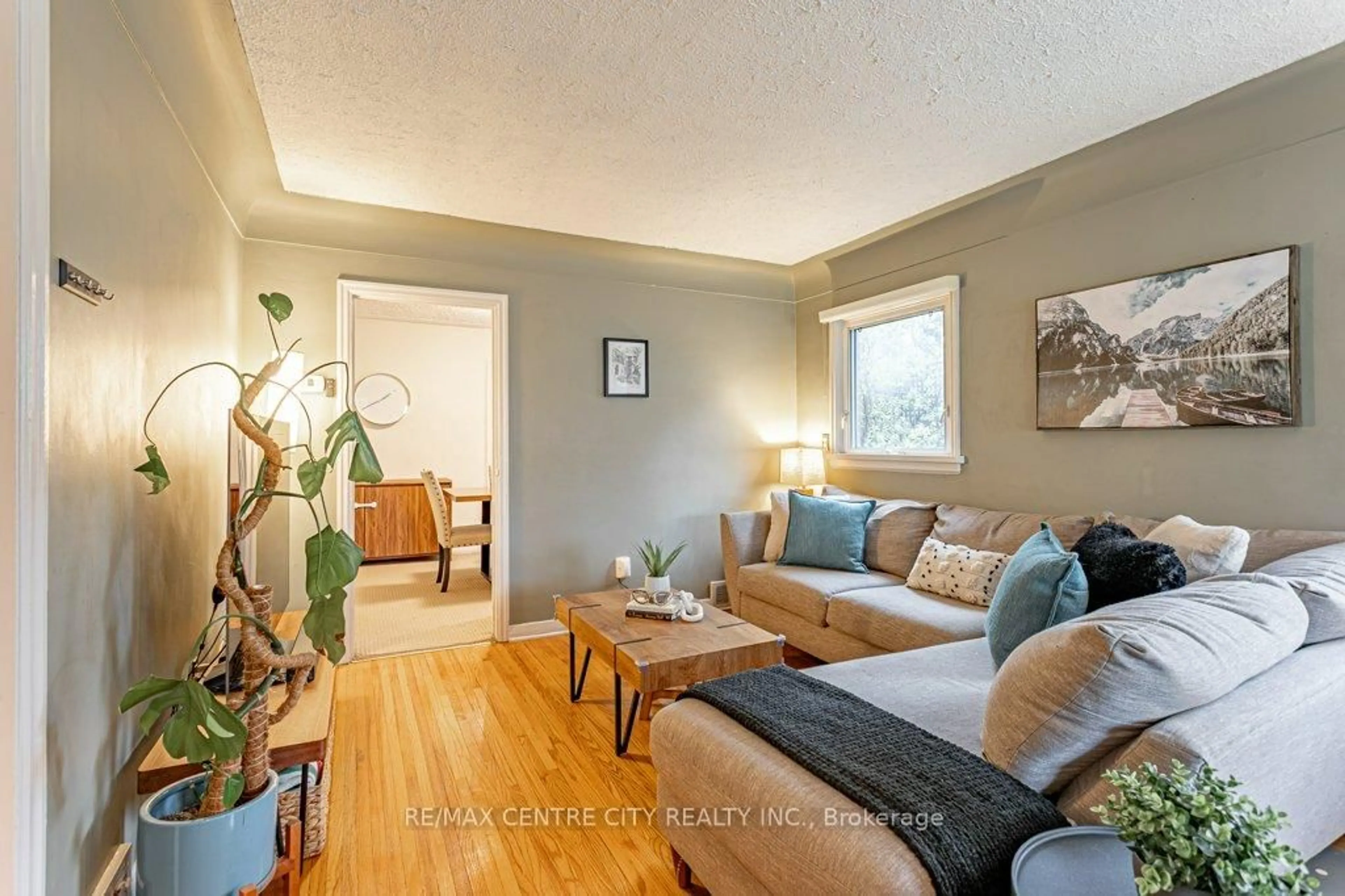 Living room with furniture, wood/laminate floor for 627 Wallace St, London Ontario N5Y 3R8