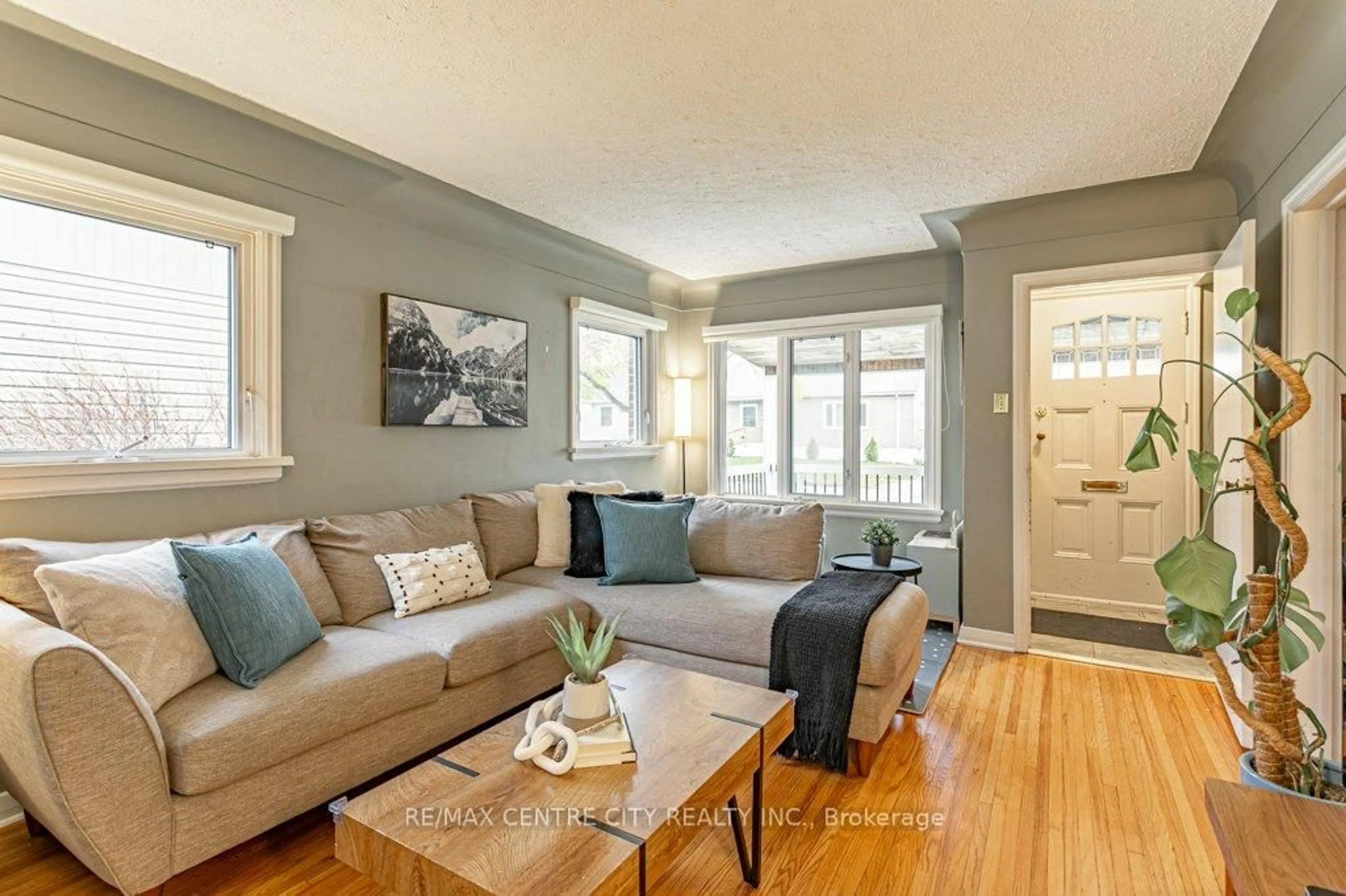 Living room with furniture, unknown for 627 Wallace St, London Ontario N5Y 3R8