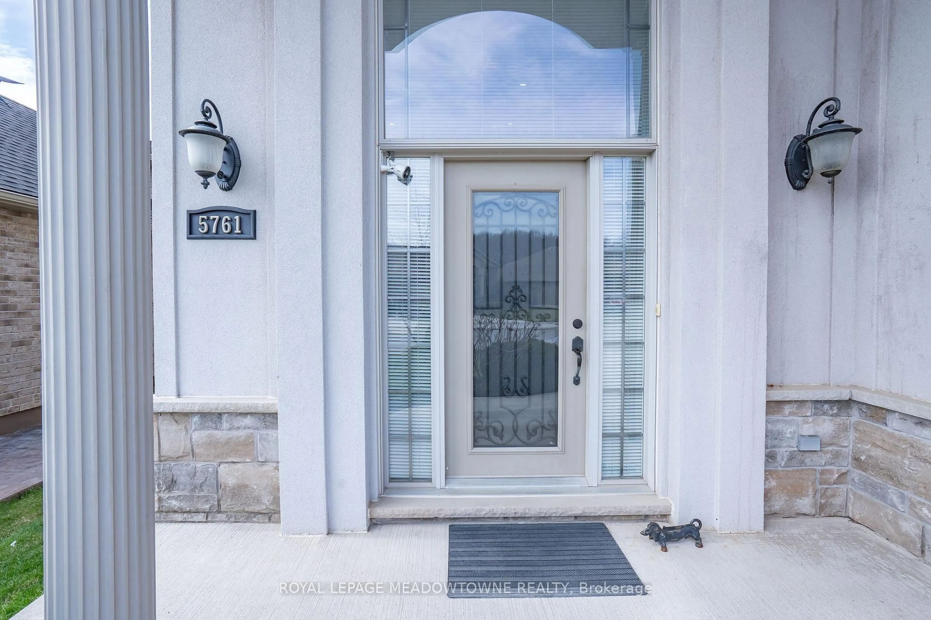 Indoor entryway for 5761 Ironwood St, Niagara Falls Ontario L2H 0G4