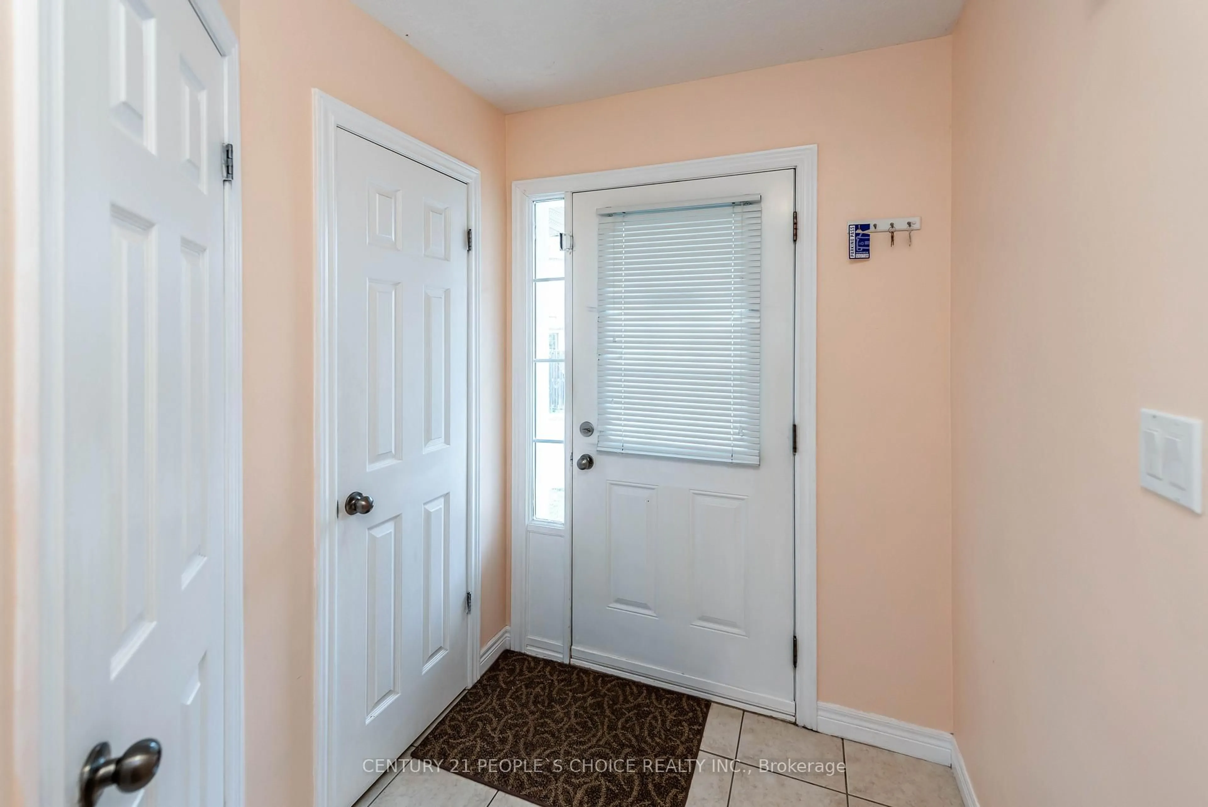 Indoor entryway for 1540 Upper Gage Ave #7, Hamilton Ontario L8W 1E7