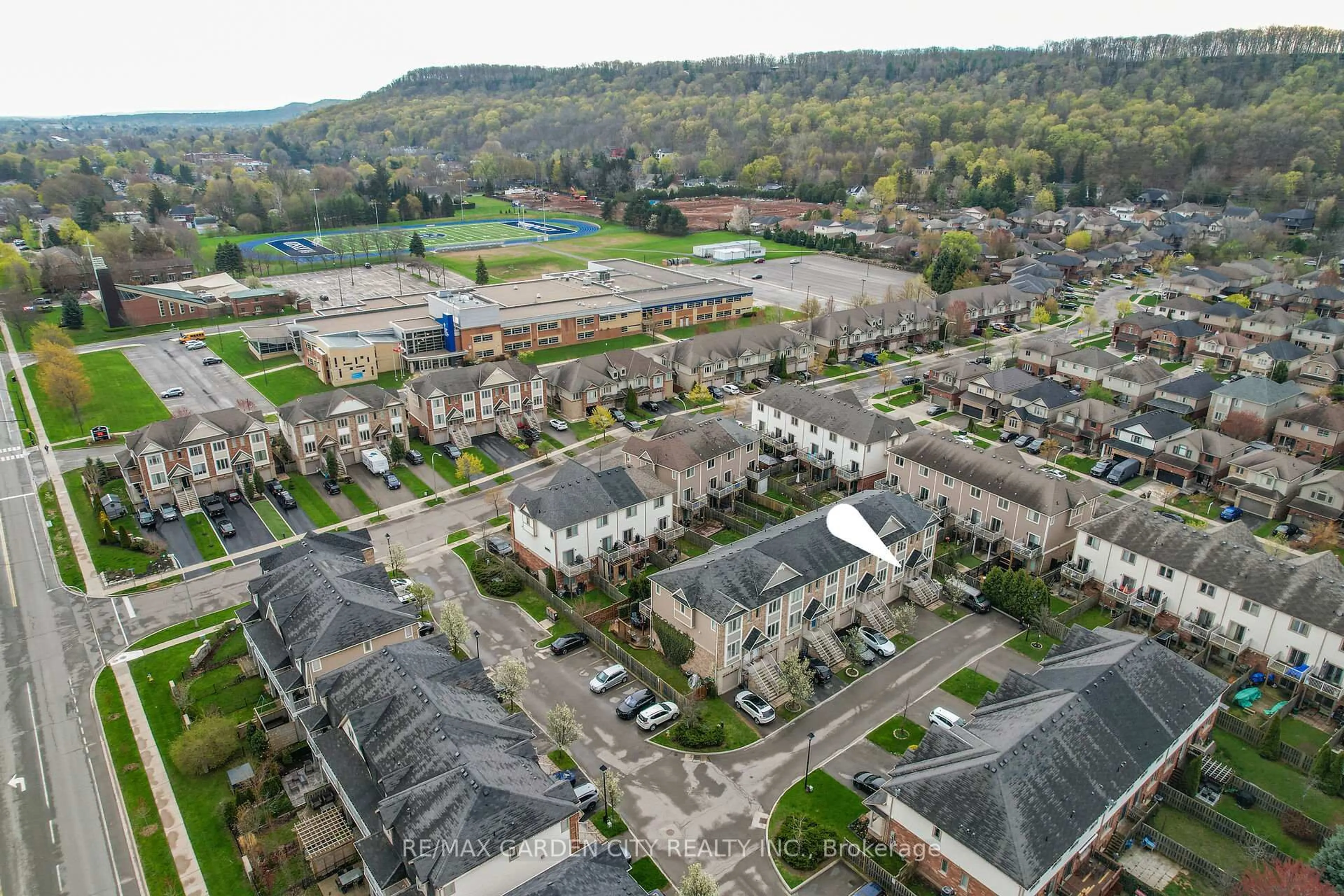 A pic from outside/outdoor area/front of a property/back of a property/a pic from drone, unknown for 8 Hemlock Way #47, Grimsby Ontario L3M 0B5