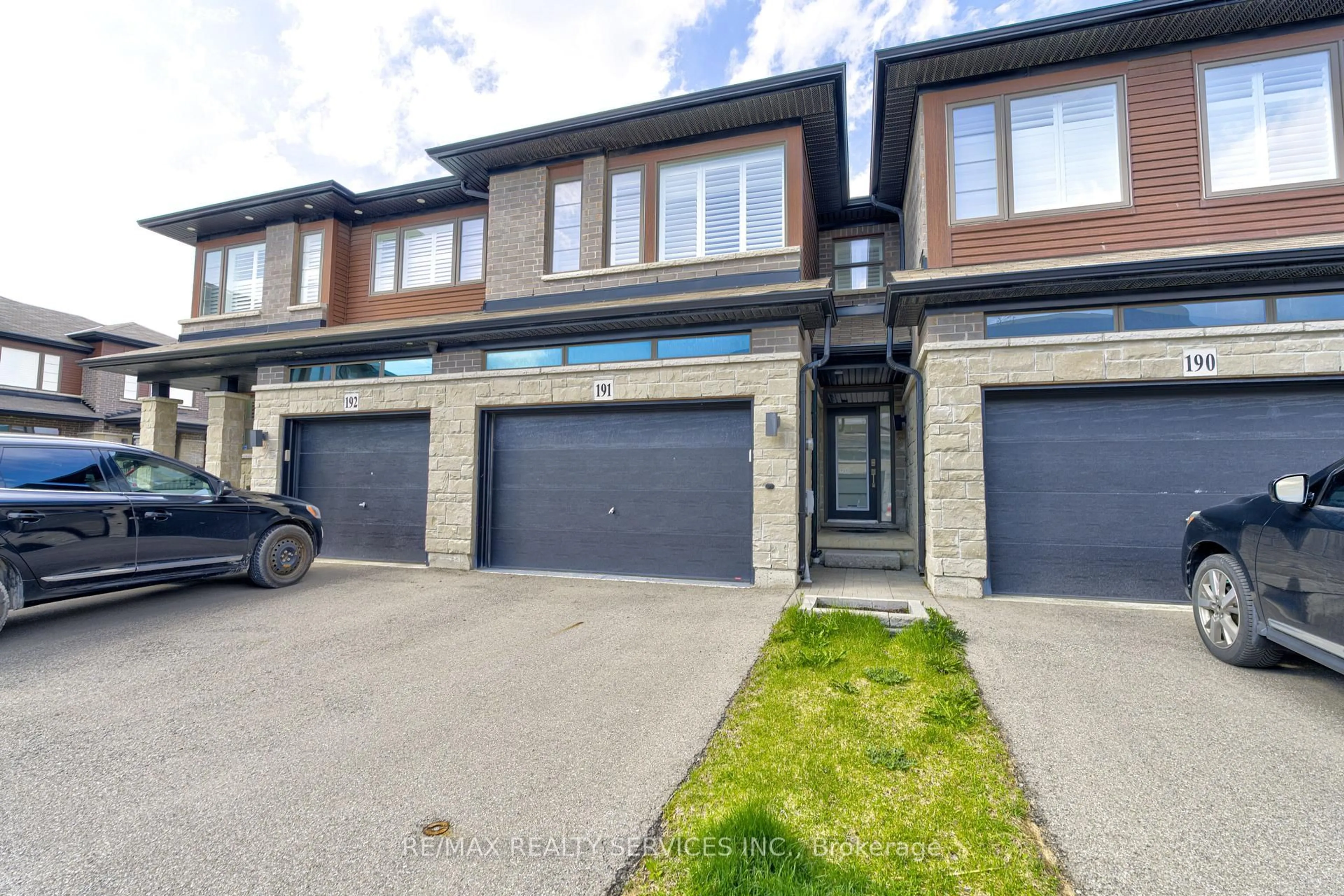 A pic from outside/outdoor area/front of a property/back of a property/a pic from drone, street for 30 Times Square Blvd #191, Hamilton Ontario L8J 0M1