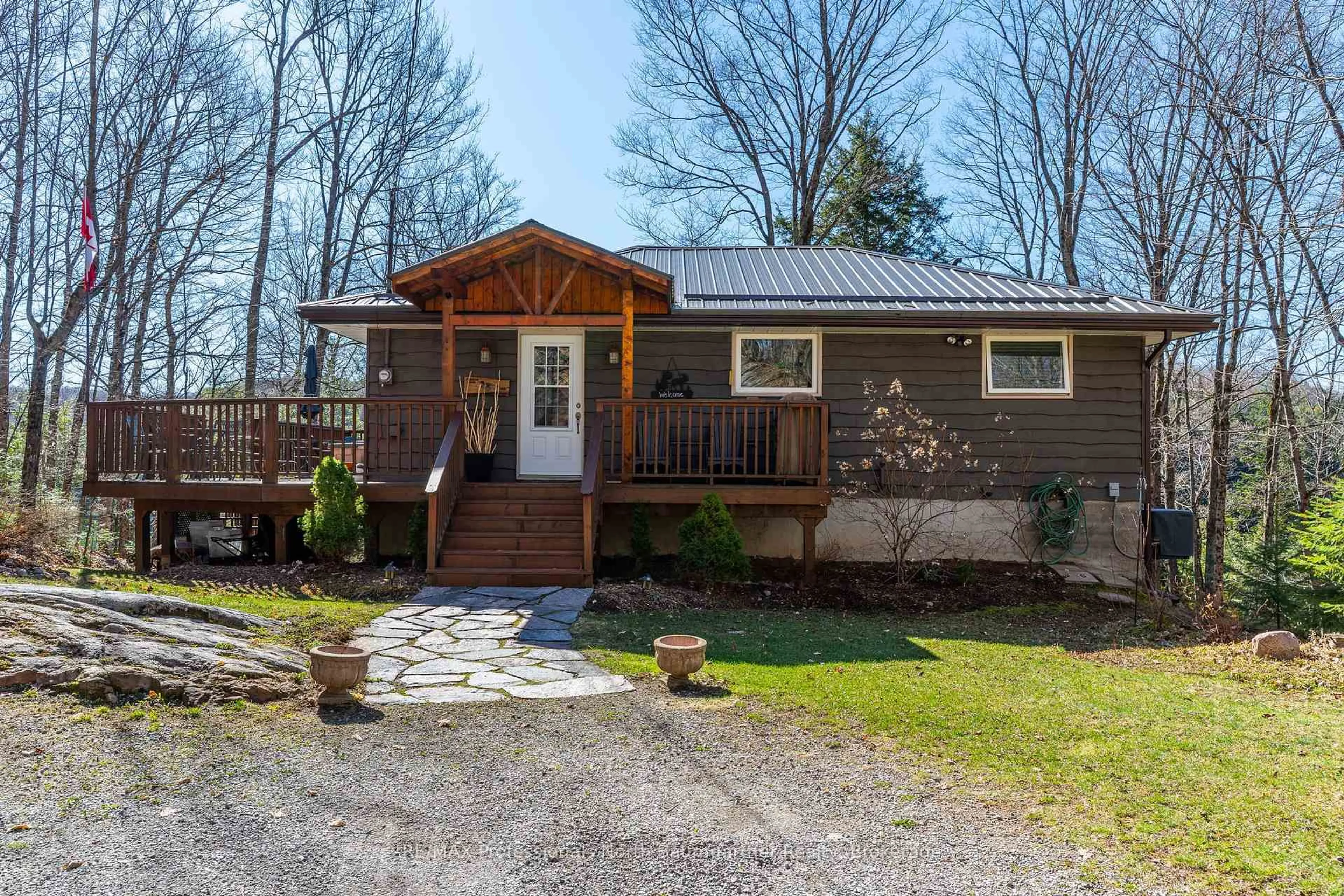 Home with vinyl exterior material, unknown for 1816 Trappers Trail Rd, Dysart et al Ontario K0M 1S0