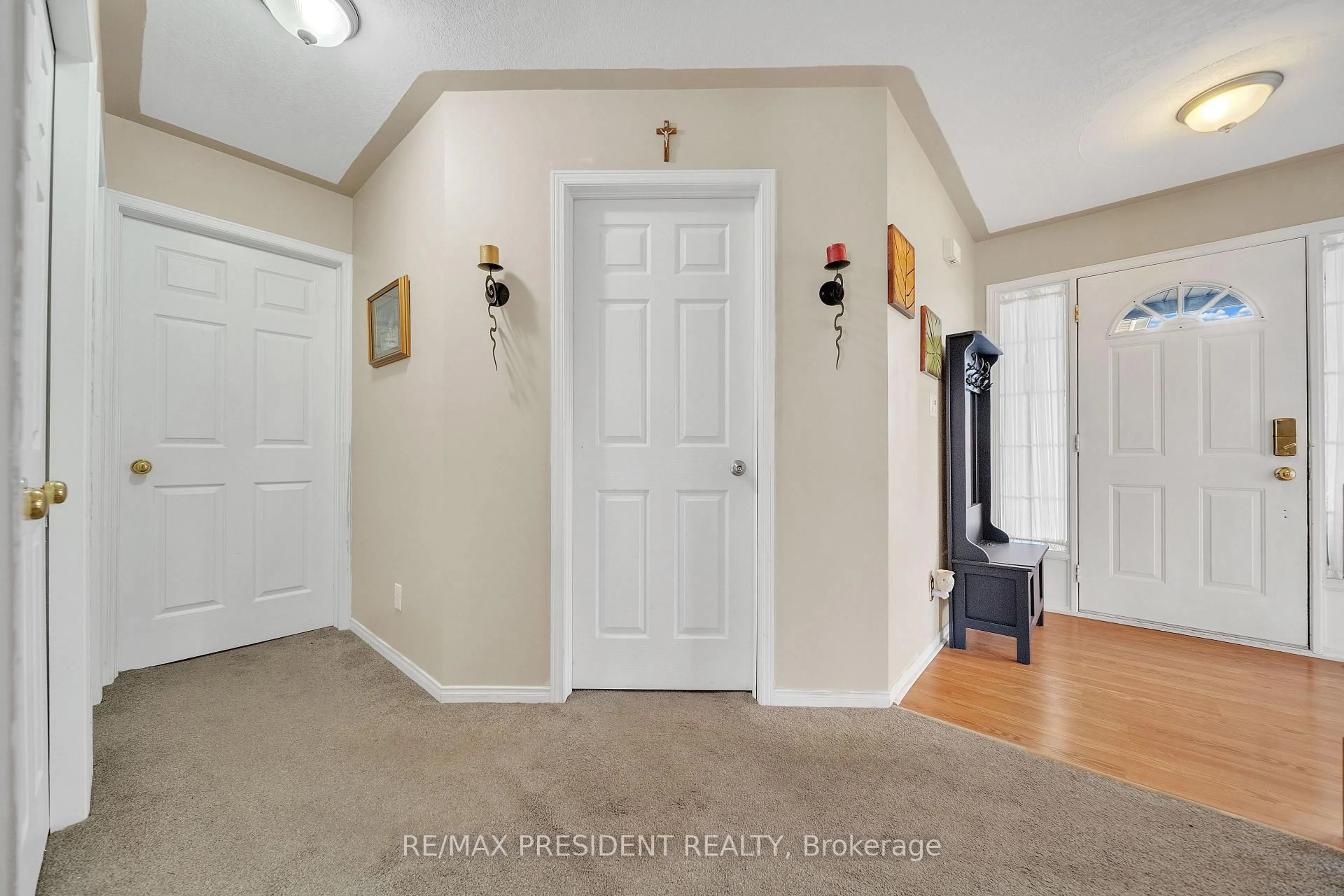 Indoor entryway for 789 Brock St, North Perth Ontario N4W 3T4