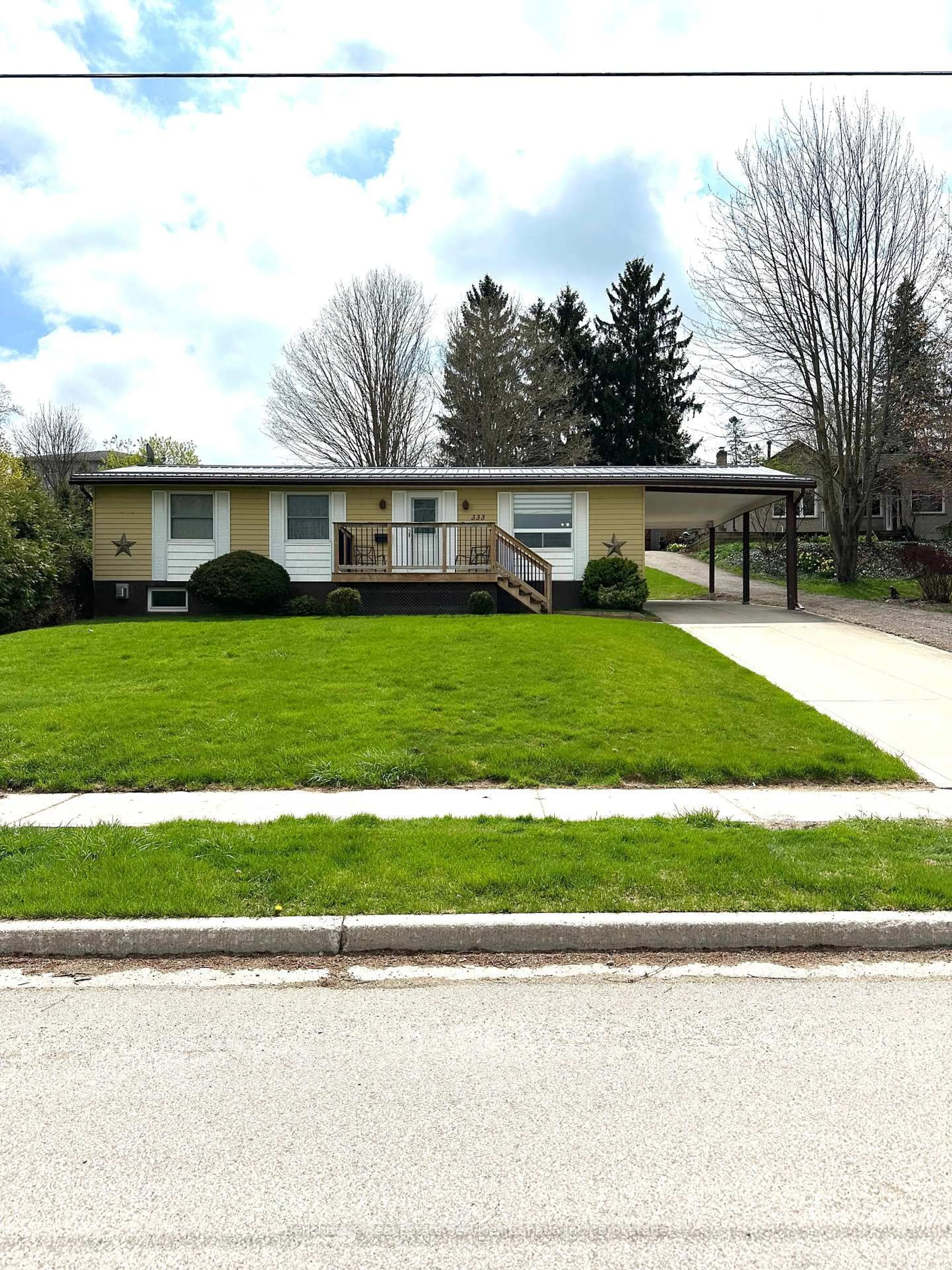 Home with vinyl exterior material, street for 333 Wellington St, St. Marys Ontario N4X 0B3