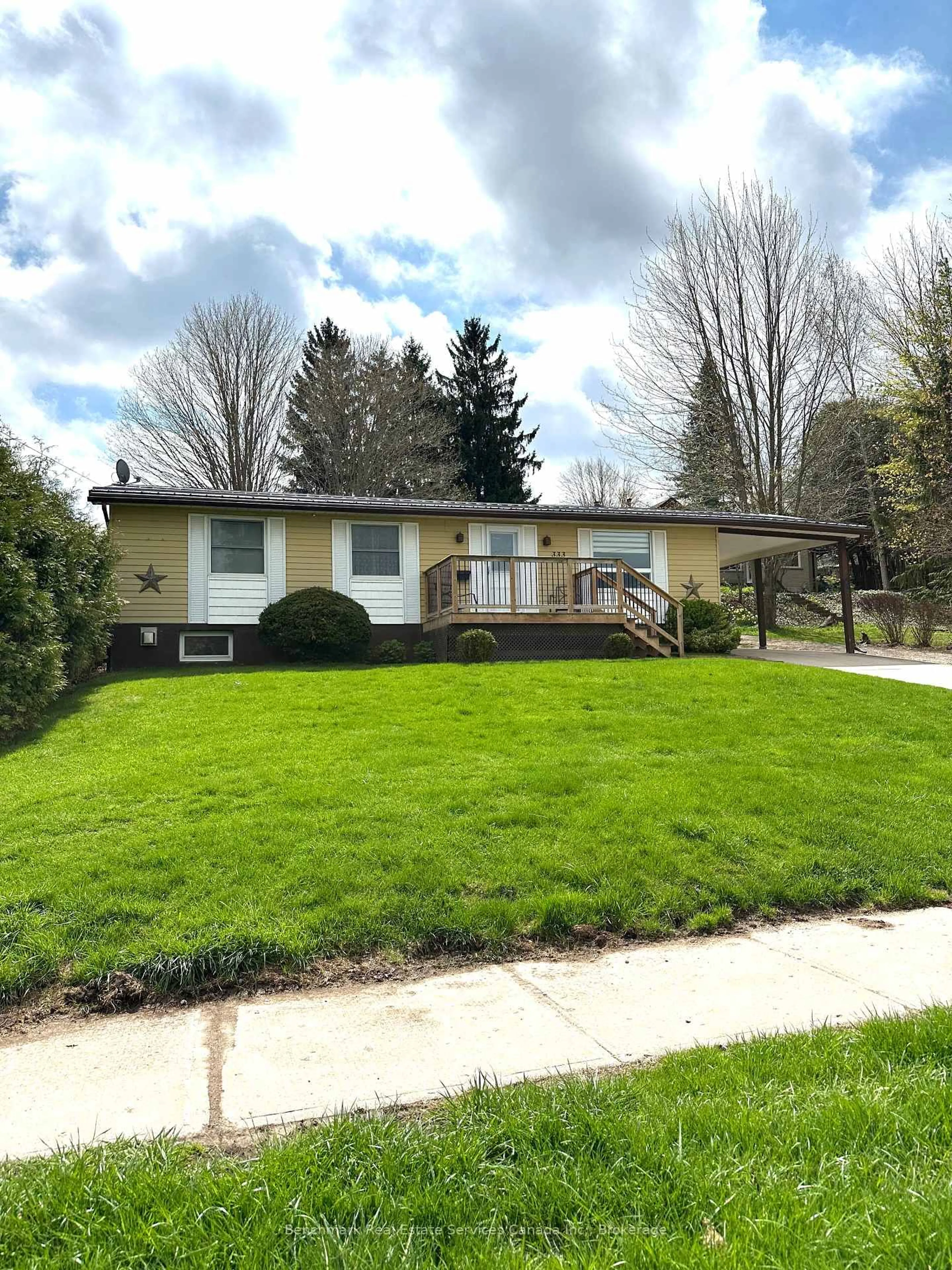 Home with vinyl exterior material, street for 333 Wellington St, St. Marys Ontario N4X 0B3