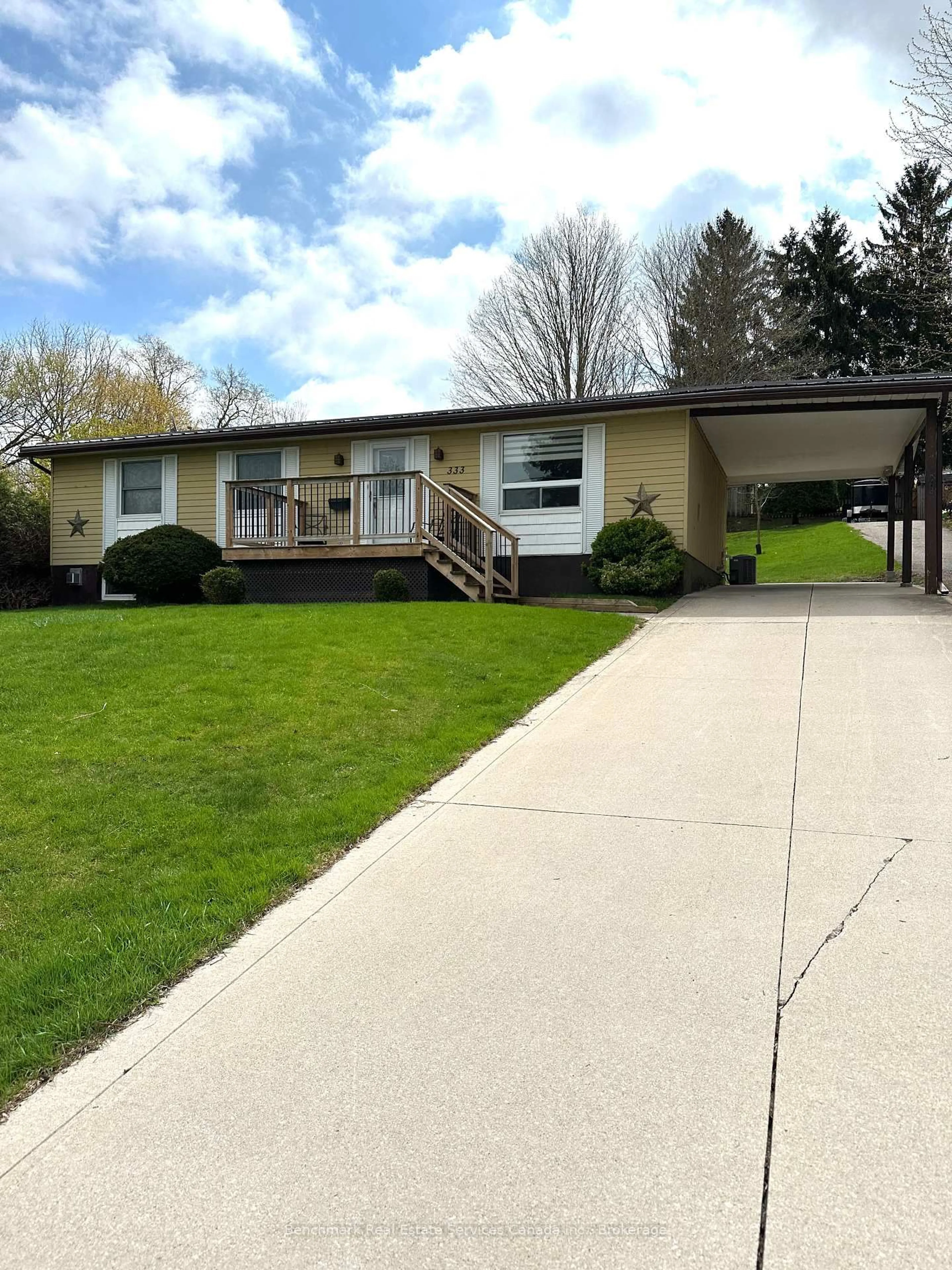 Home with vinyl exterior material, street for 333 Wellington St, St. Marys Ontario N4X 0B3