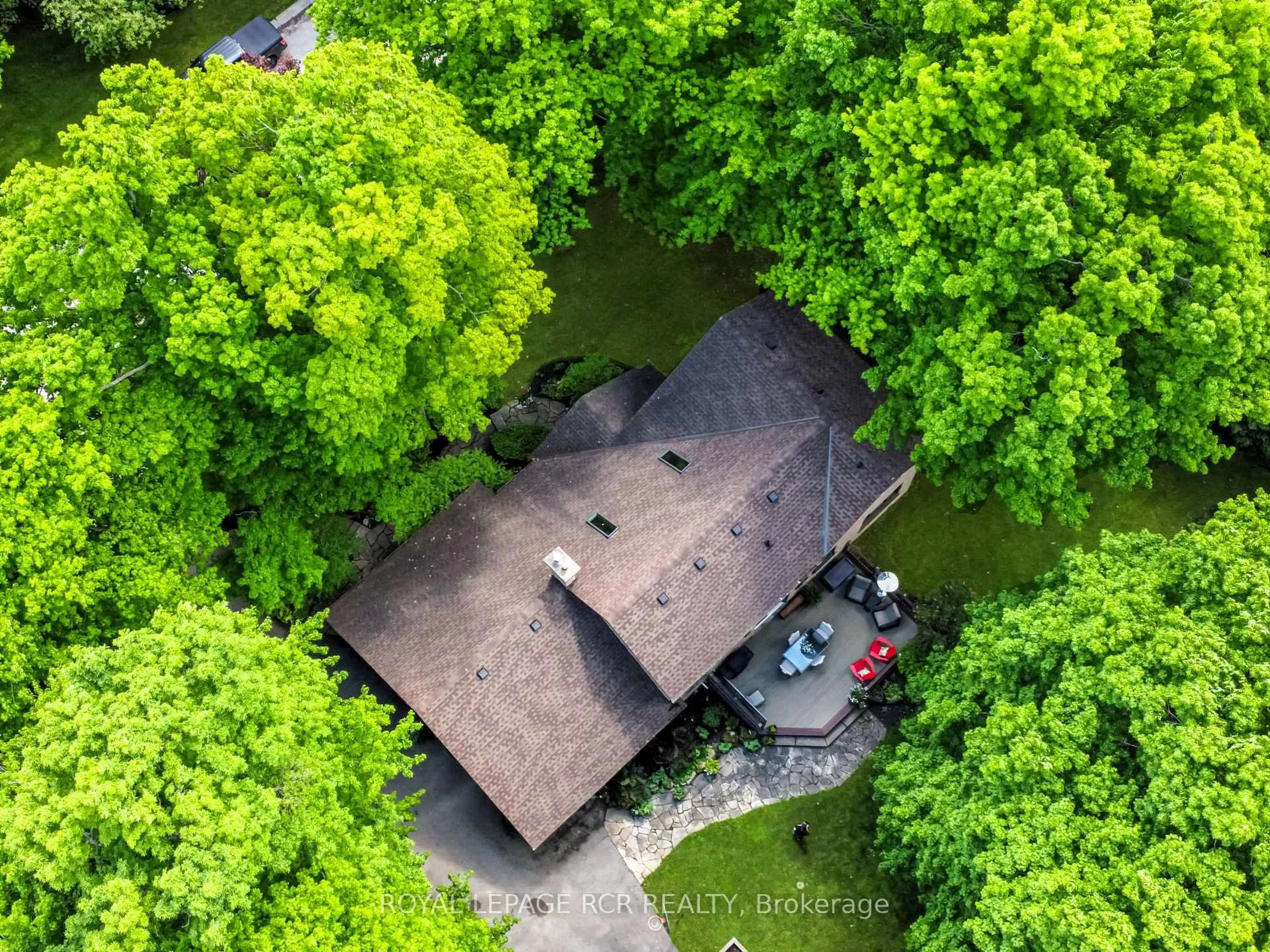 A pic from outside/outdoor area/front of a property/back of a property/a pic from drone, unknown for 117 Birch Grve, Shelburne Ontario L9V 2W3