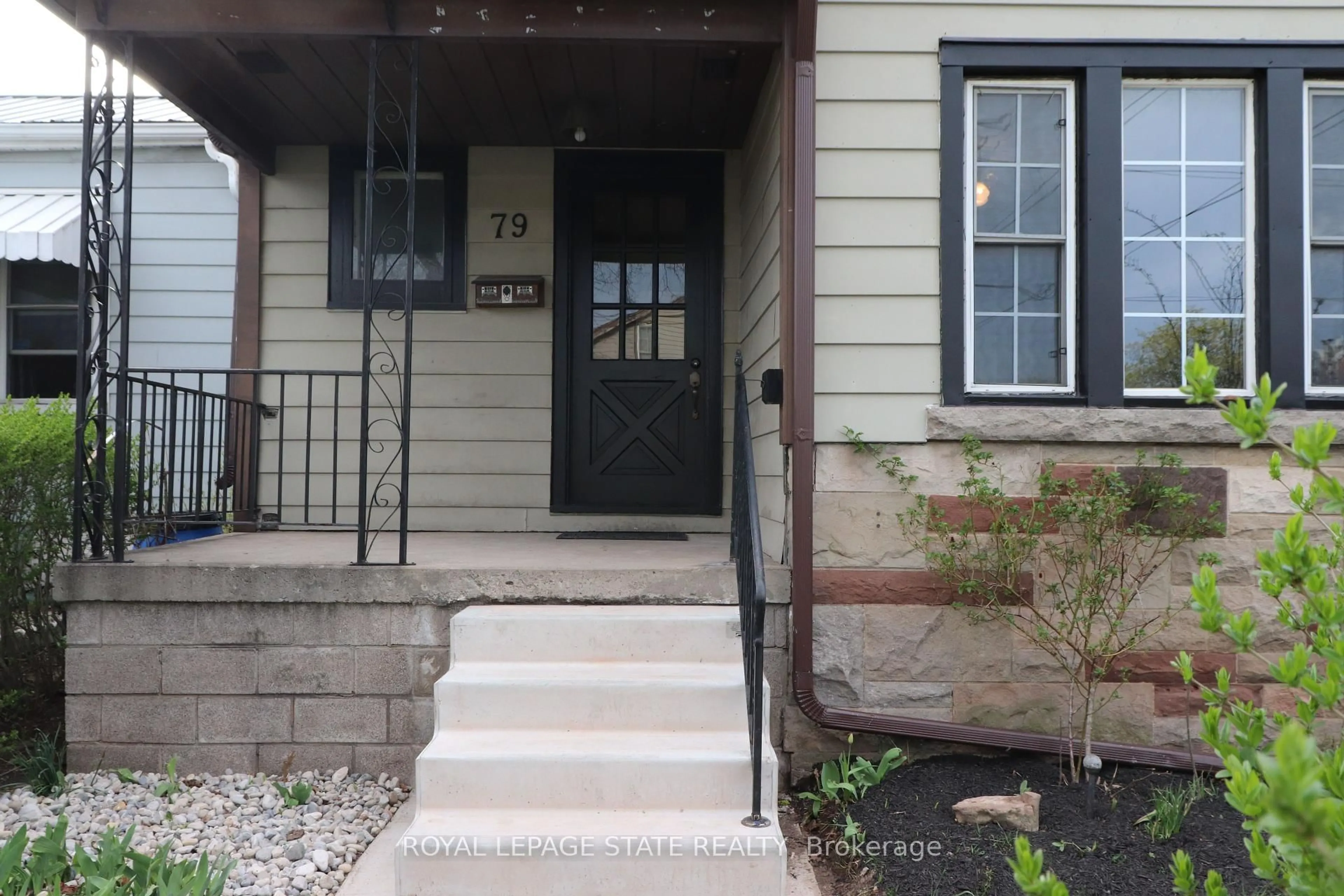 Indoor entryway for 79 Harmony Ave, Hamilton Ontario L8H 4X5