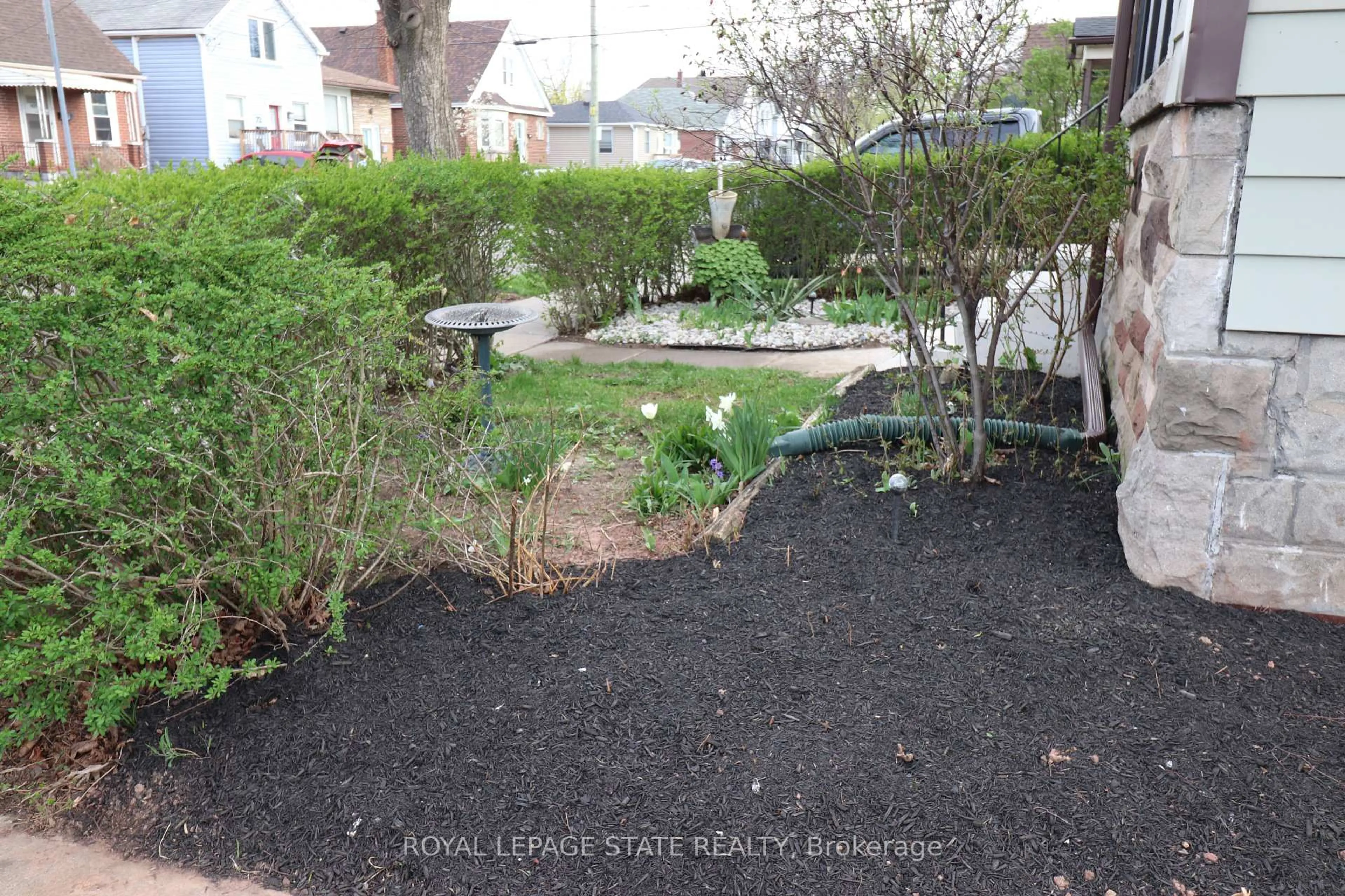 Patio, street for 79 Harmony Ave, Hamilton Ontario L8H 4X5