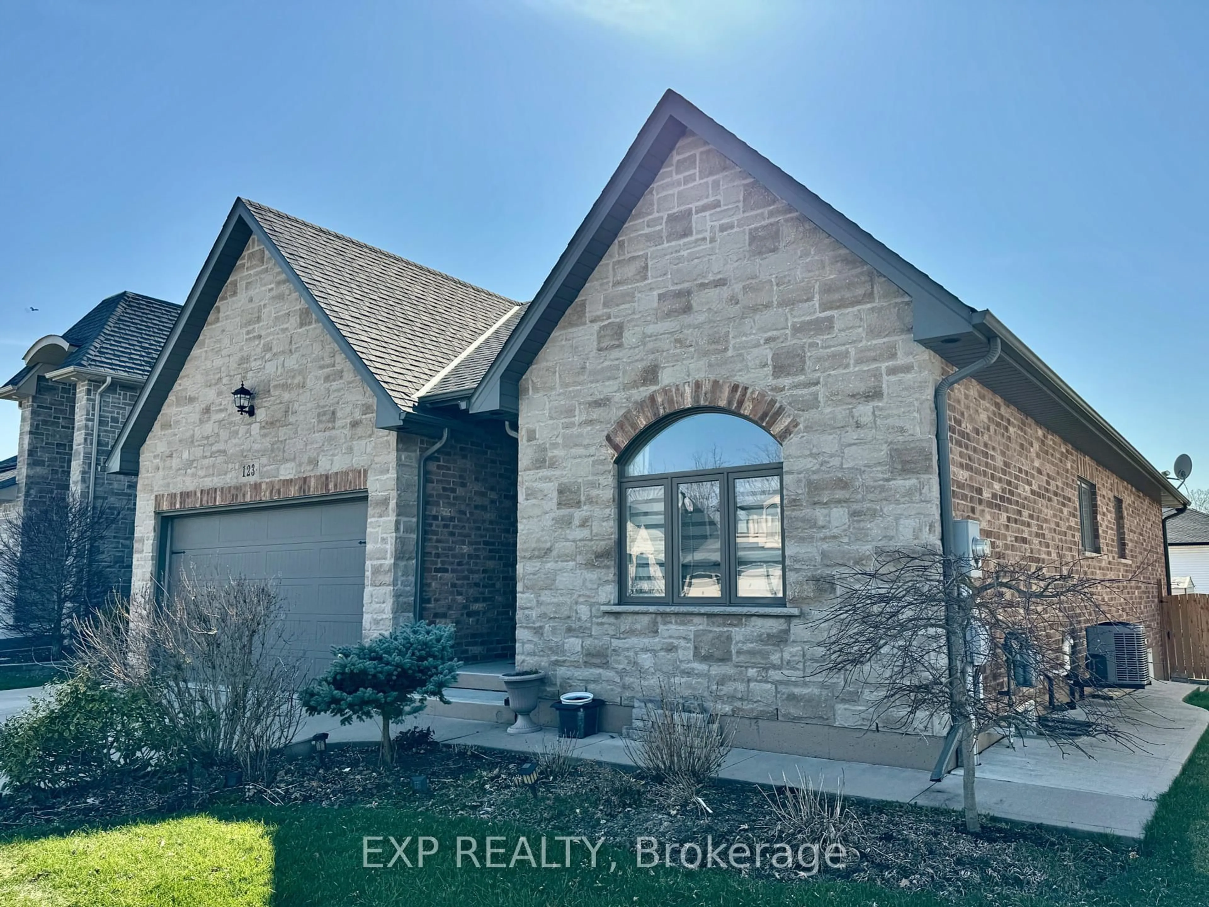 Home with brick exterior material, unknown for 123 Forest Ridge Crt, Welland Ontario L3C 0C2