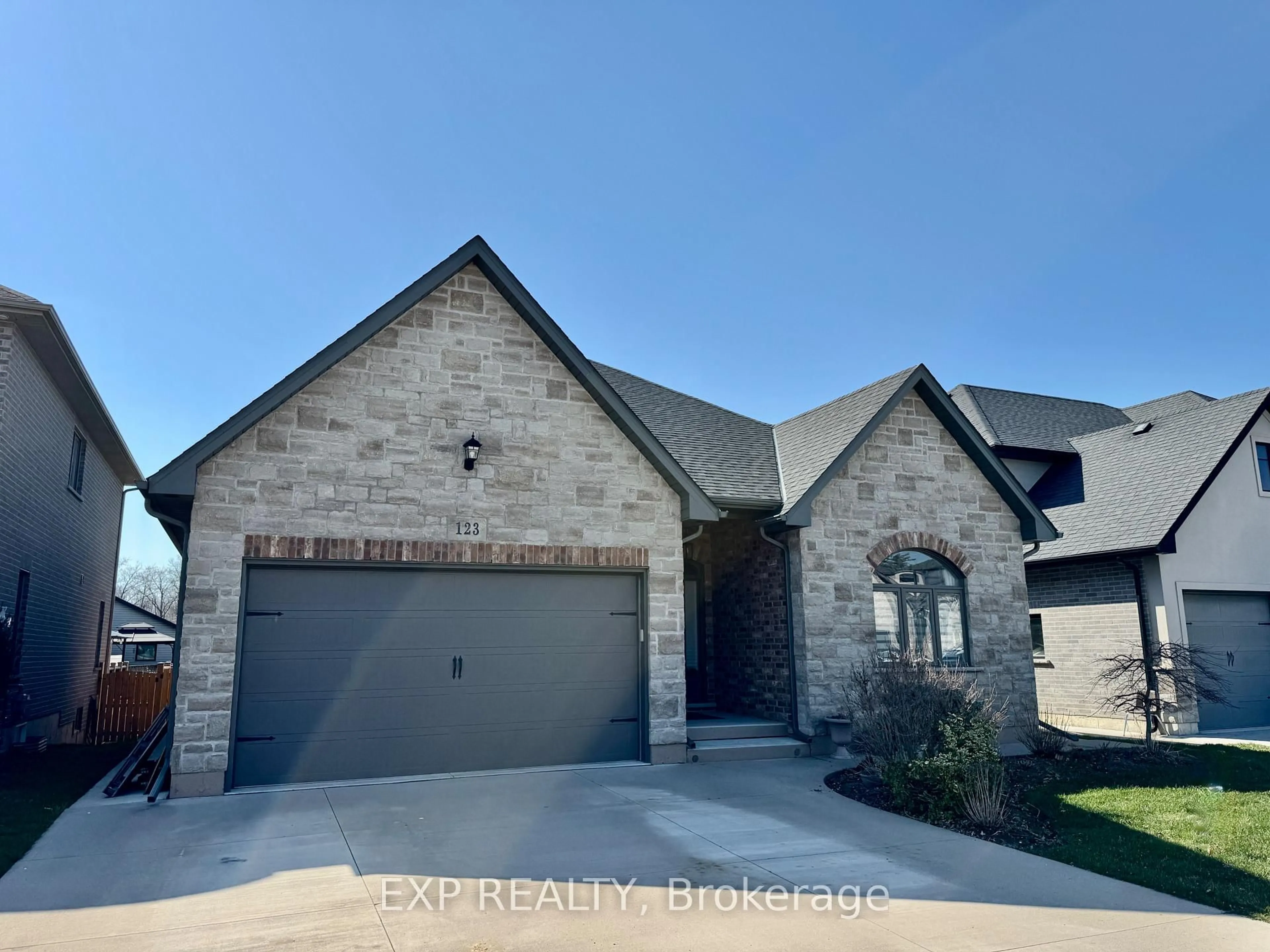 Home with brick exterior material, street for 123 Forest Ridge Crt, Welland Ontario L3C 0C2