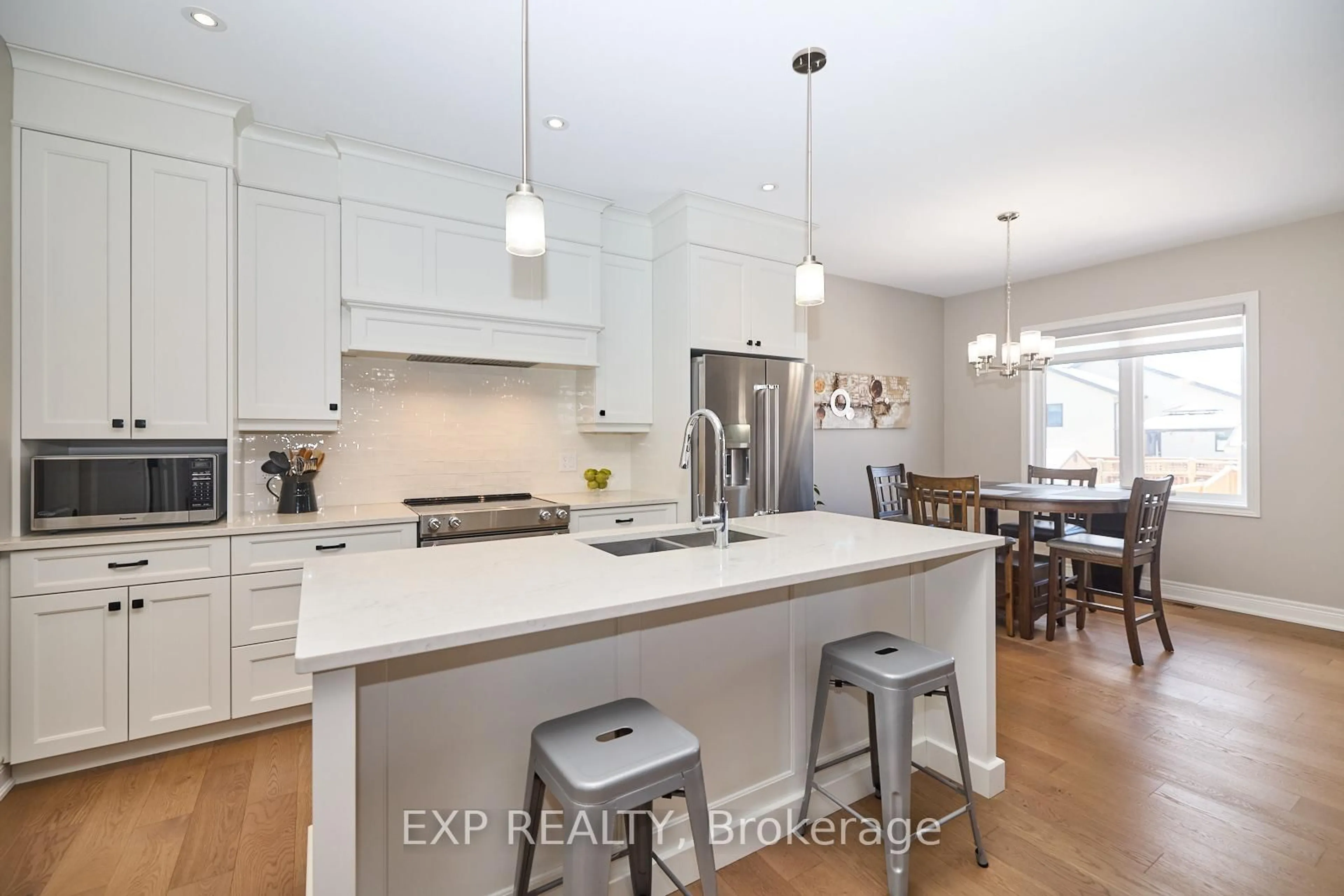 Open concept kitchen, unknown for 123 Forest Ridge Crt, Welland Ontario L3C 0C2