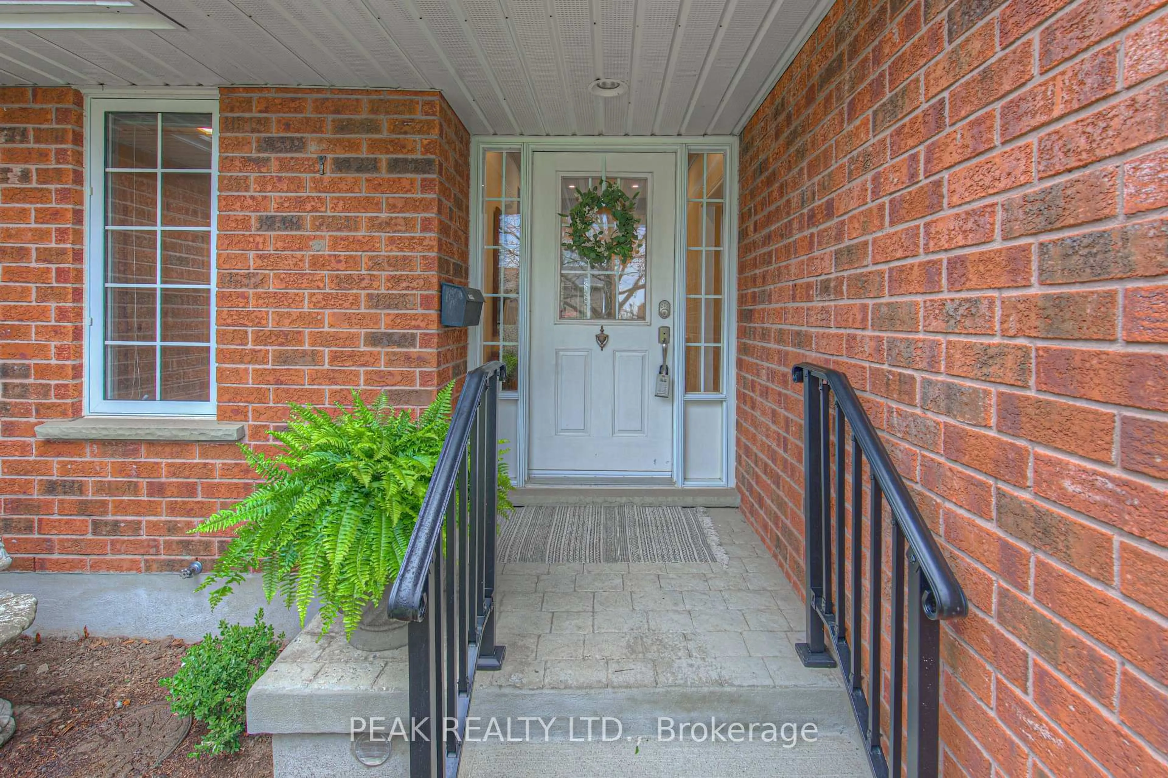 Indoor entryway for 300 Thorncrest Dr, Waterloo Ontario N2L 5R5