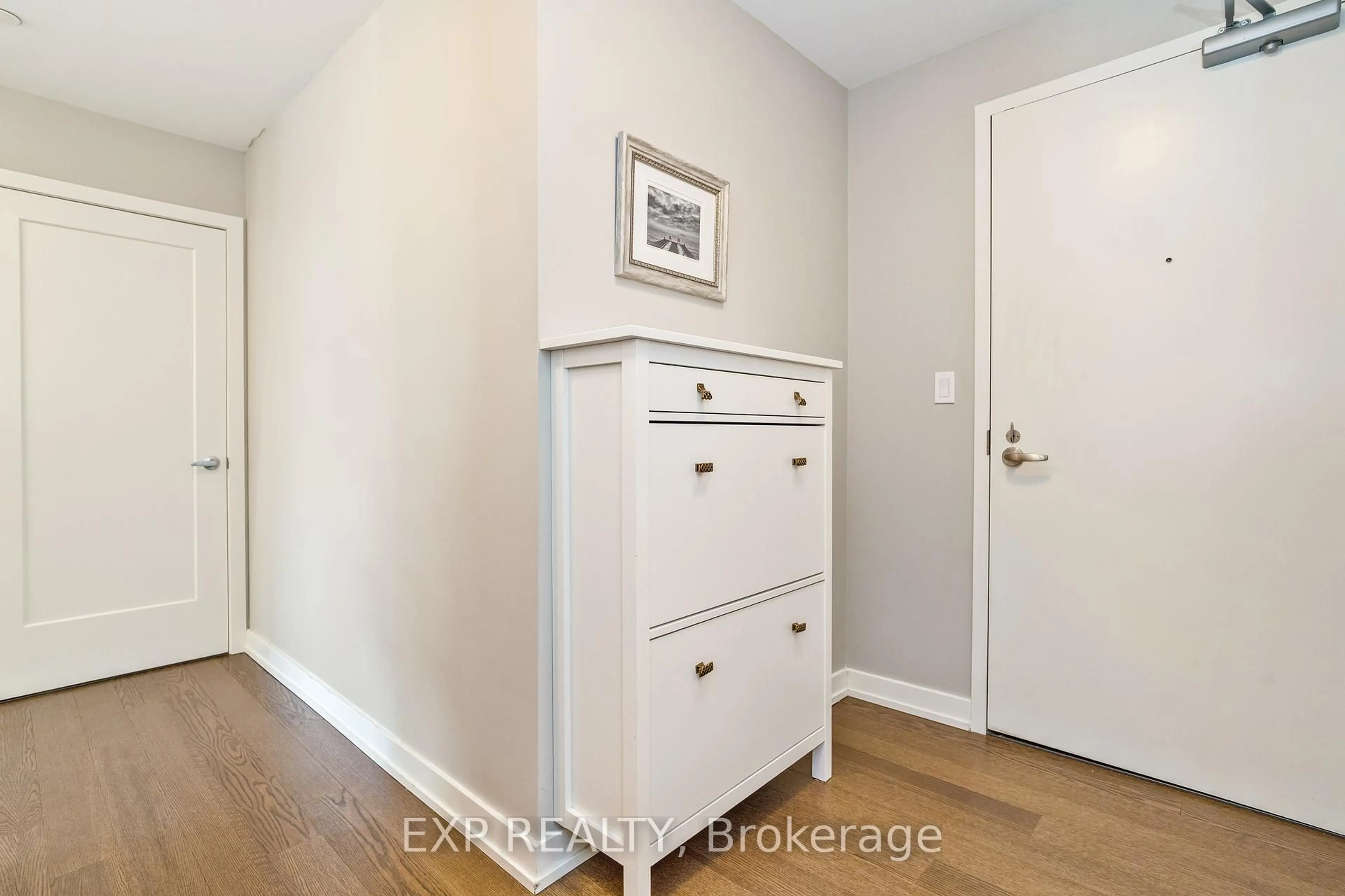 Indoor entryway for 570 De Mazenod Ave Ave #209, Ottawa Ontario K1S 5X2
