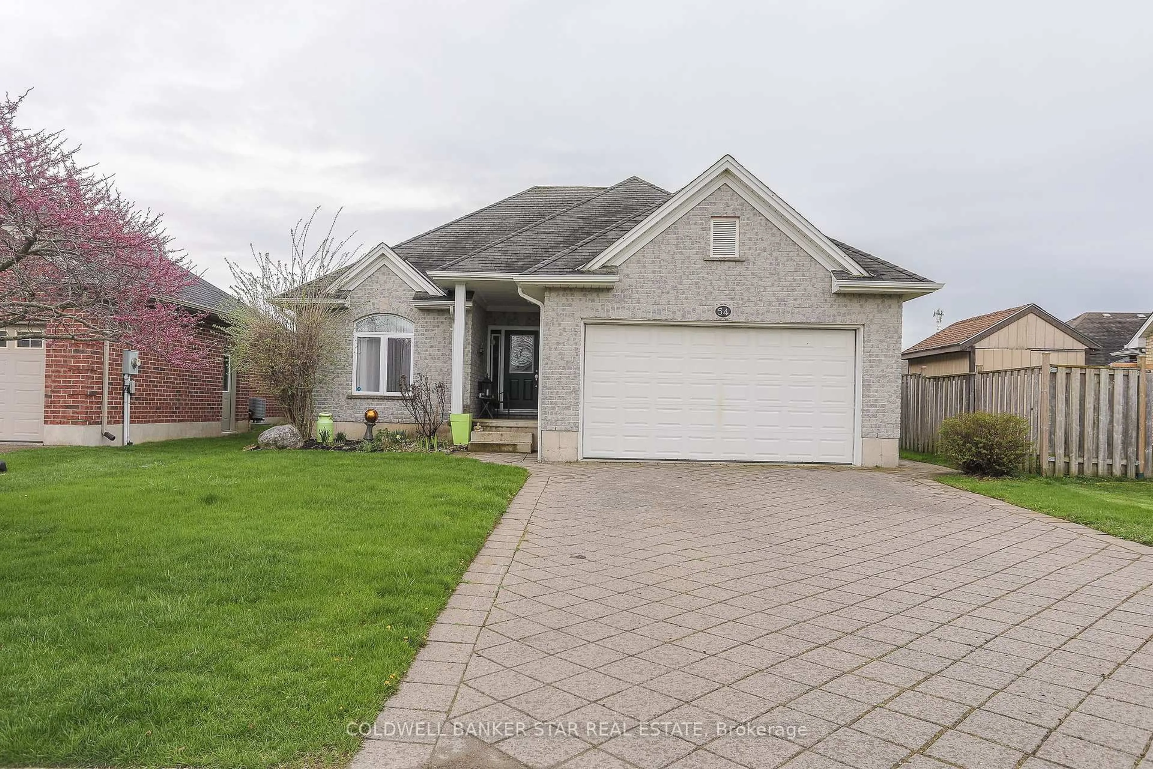A pic from outside/outdoor area/front of a property/back of a property/a pic from drone, street for 54 Treadwell St, Aylmer Ontario N5H 3J5