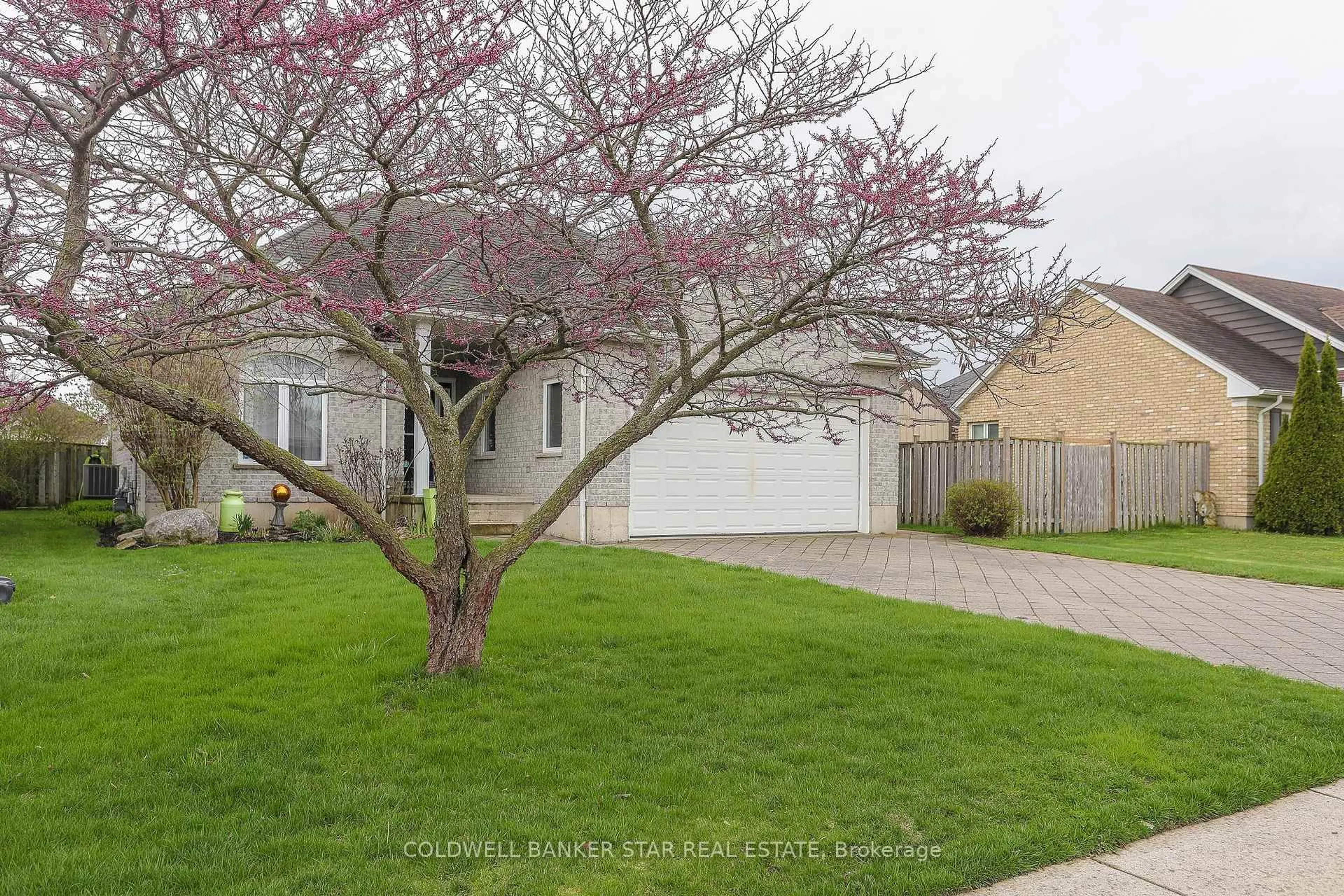 A pic from outside/outdoor area/front of a property/back of a property/a pic from drone, street for 54 Treadwell St, Aylmer Ontario N5H 3J5