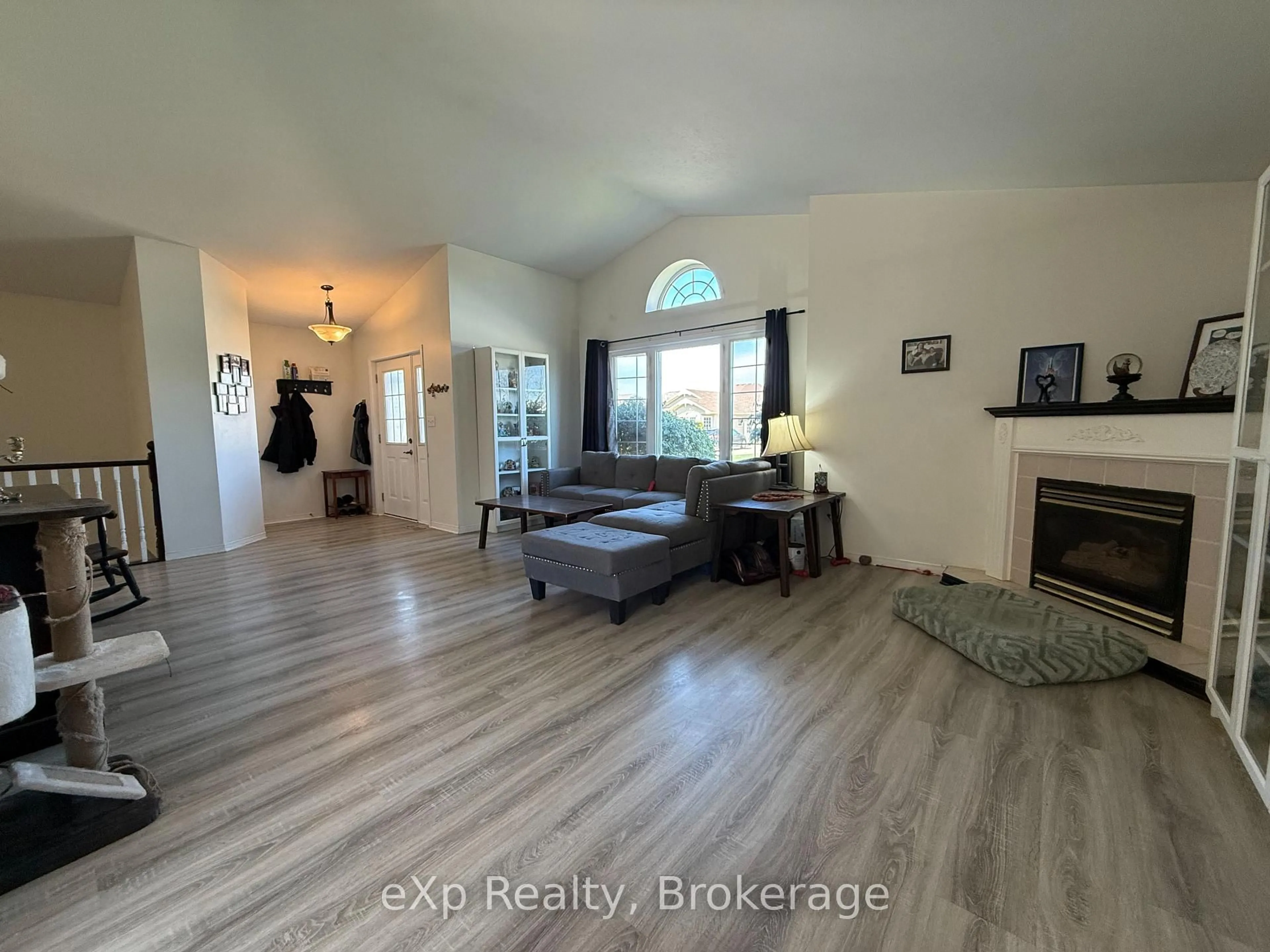 A pic of a room for 730 Scott St, North Perth Ontario N4W 1J5