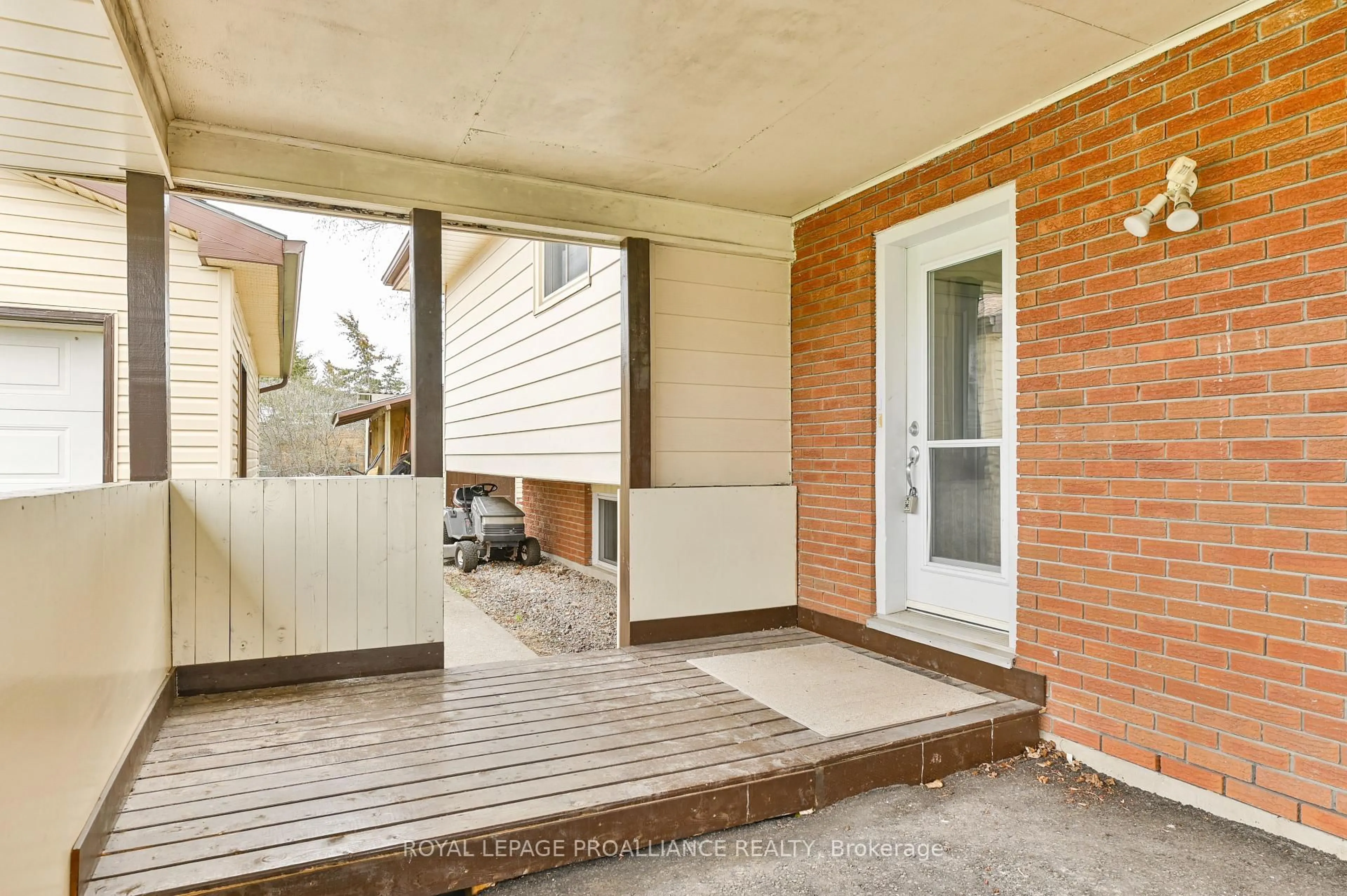 Patio, street for 16 Thurlow Dr, Belleville Ontario K8N 0N8