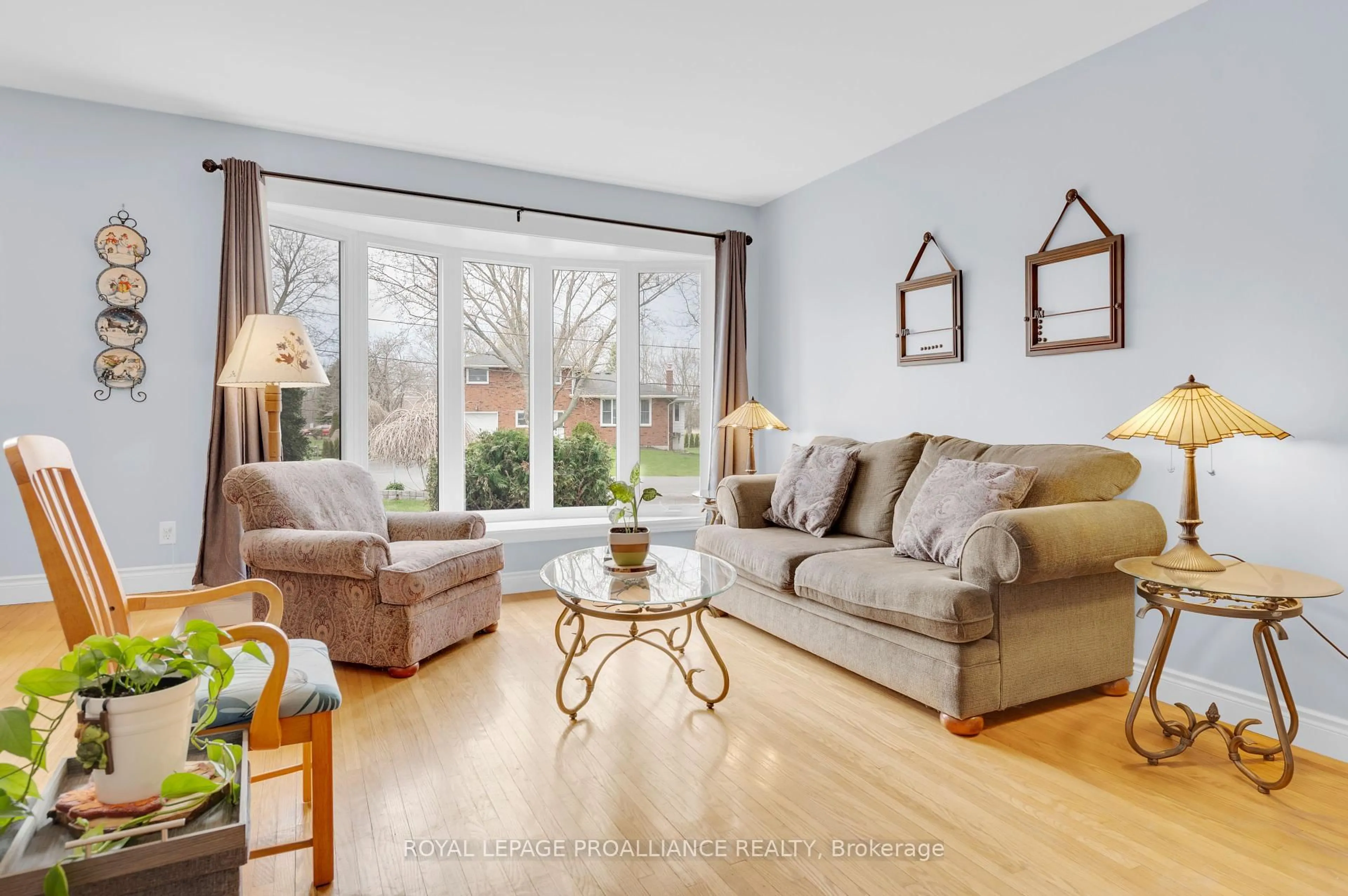Living room with furniture, wood/laminate floor for 16 Thurlow Dr, Belleville Ontario K8N 0N8