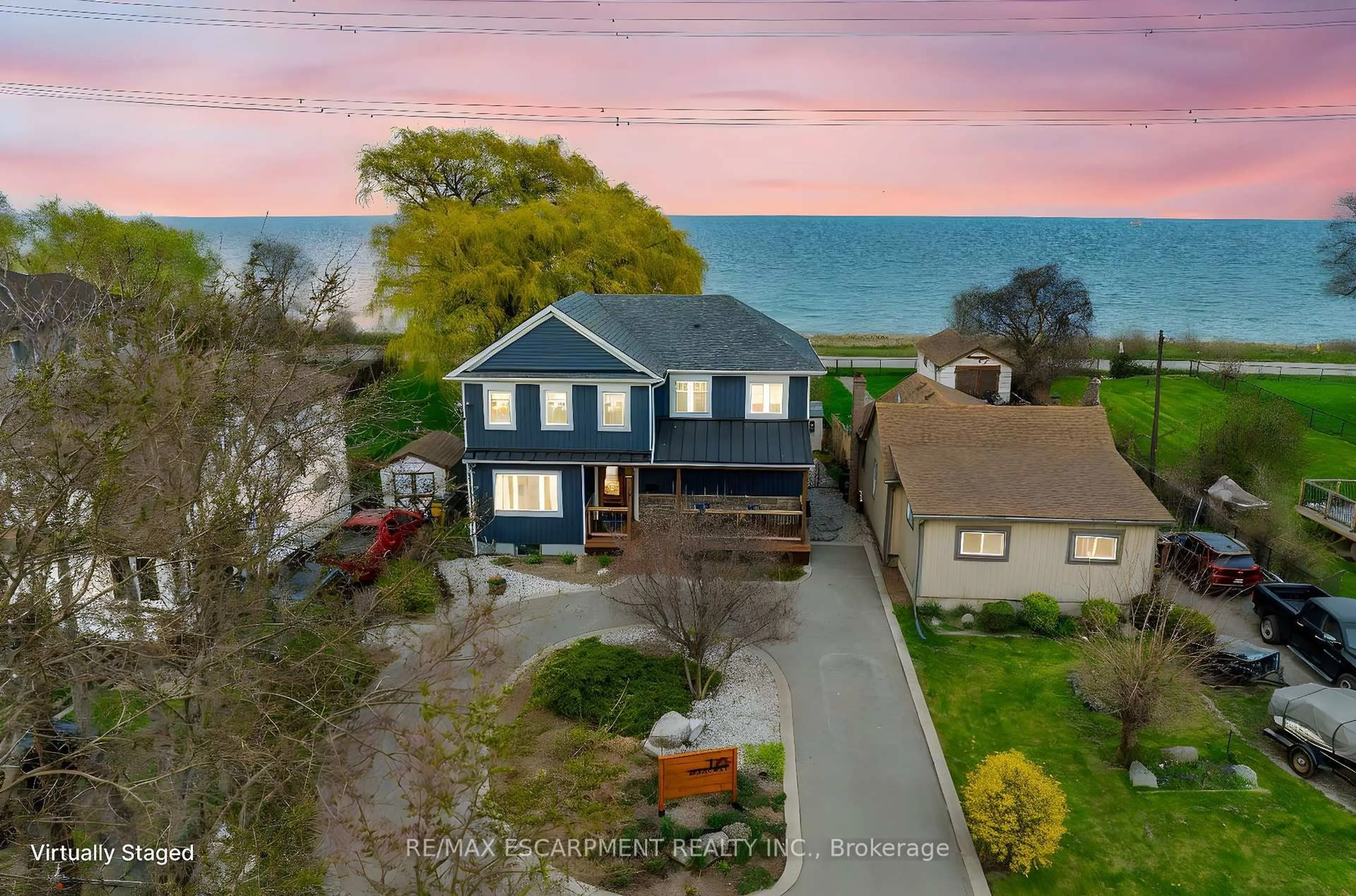 A pic from outside/outdoor area/front of a property/back of a property/a pic from drone, water/lake/river/ocean view for 175 Beach Blvd, Hamilton Ontario L8H 6V8