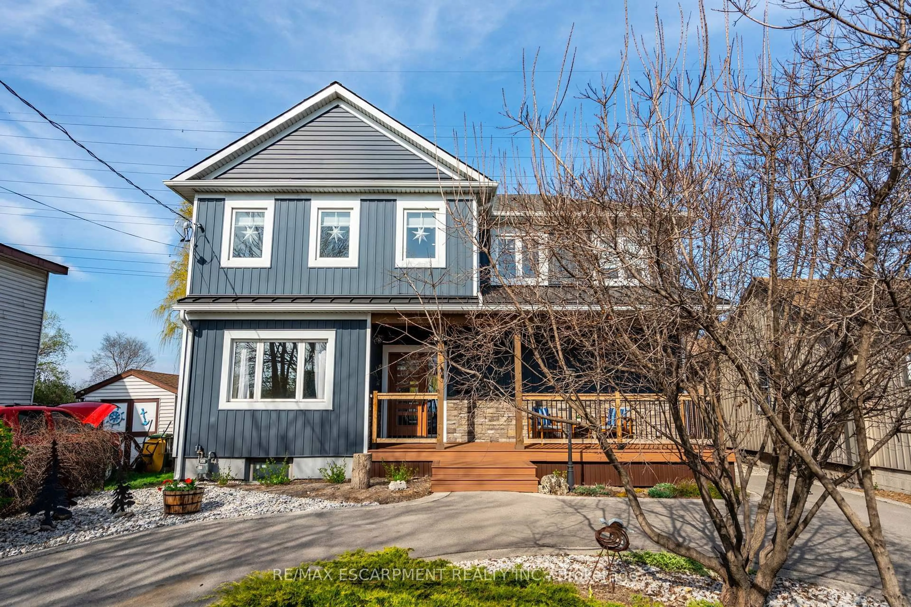 Home with vinyl exterior material, street for 175 Beach Blvd, Hamilton Ontario L8H 6V8