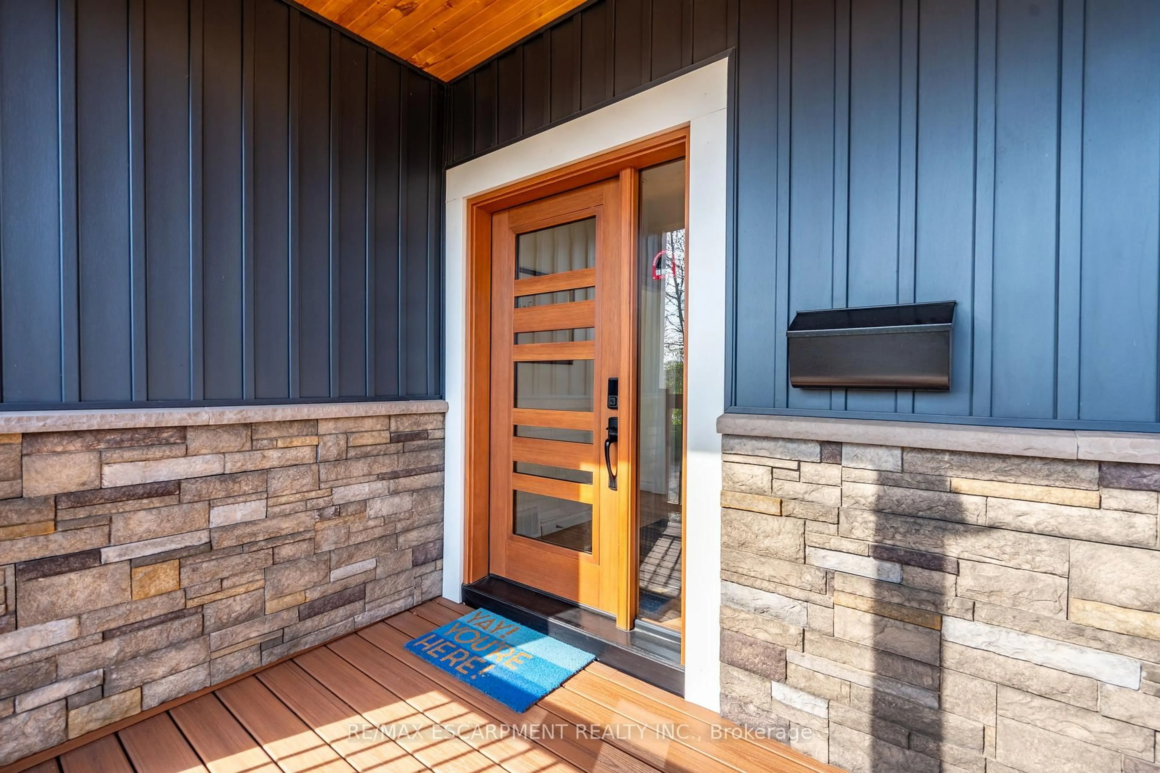Indoor entryway for 175 Beach Blvd, Hamilton Ontario L8H 6V8