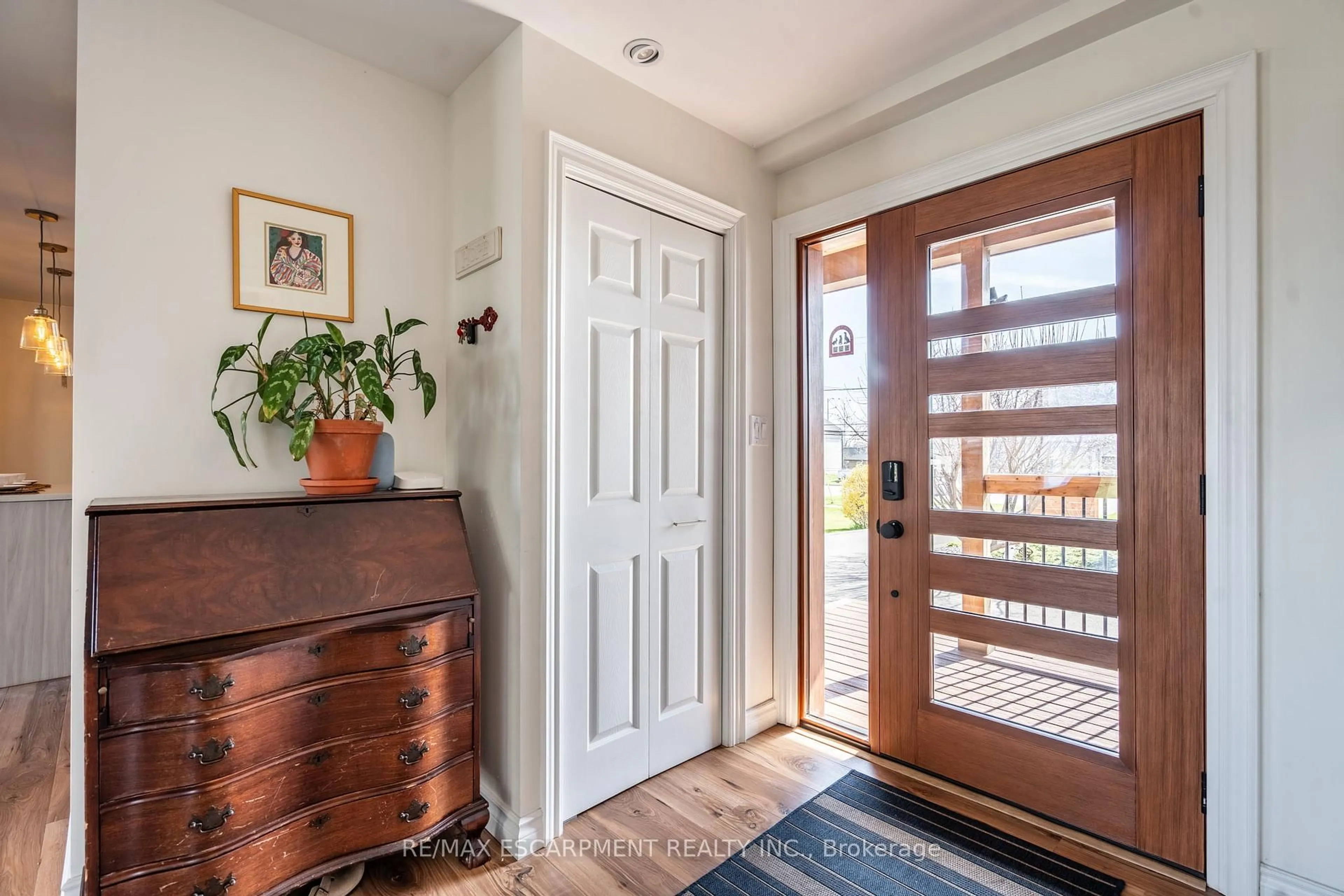 Indoor entryway for 175 Beach Blvd, Hamilton Ontario L8H 6V8