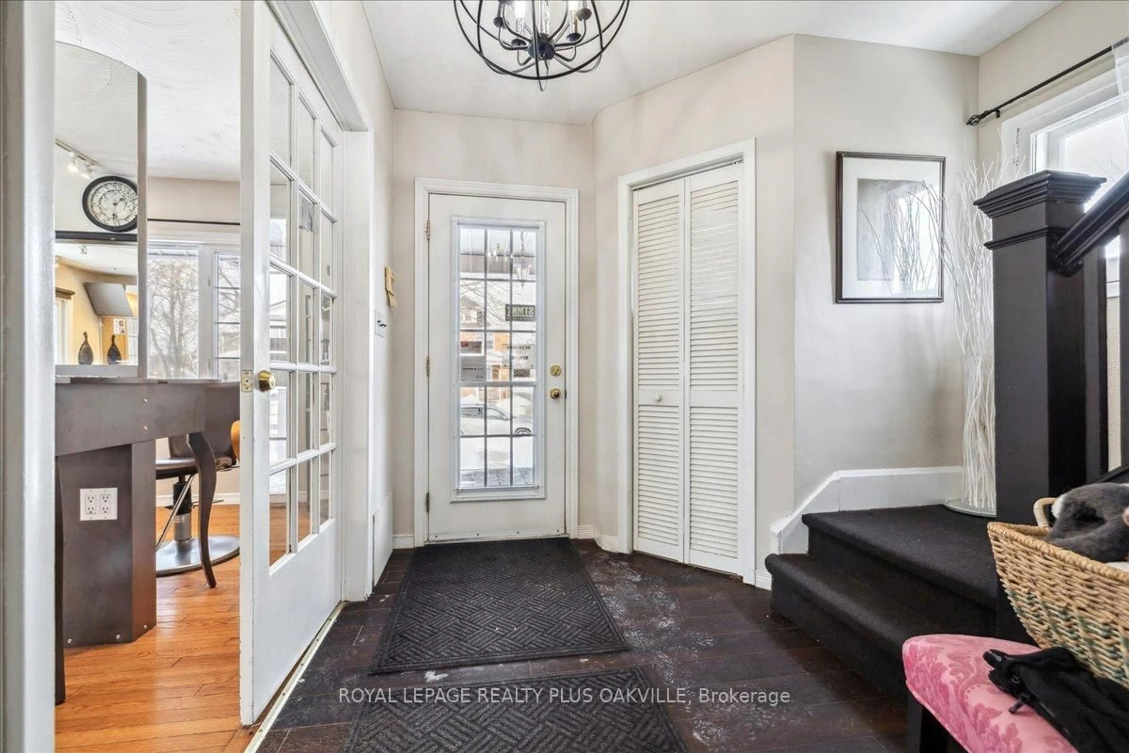 Indoor entryway for 294 Dundas St, Hamilton Ontario L0R 2H0