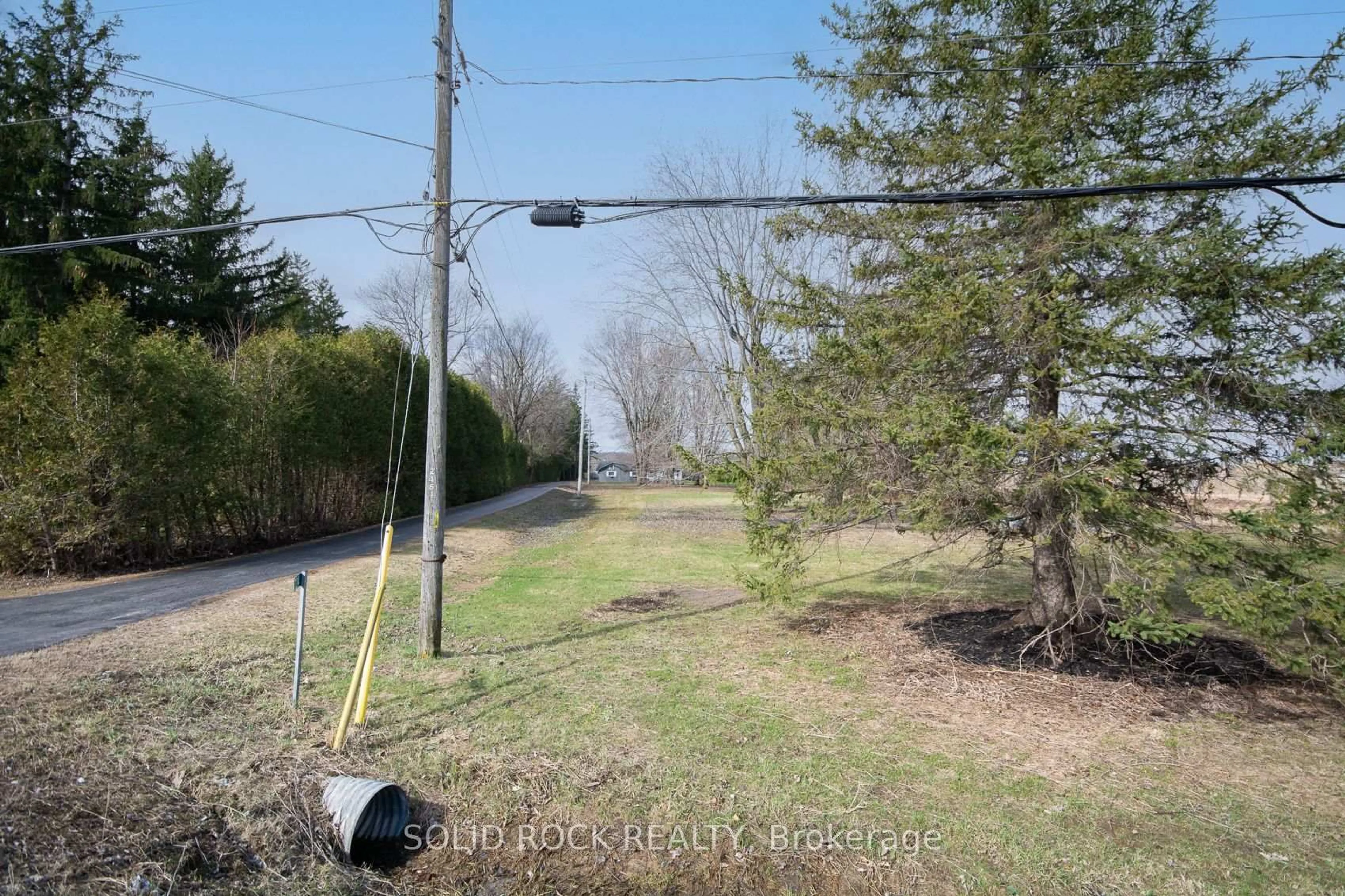 A pic from outside/outdoor area/front of a property/back of a property/a pic from drone, street for 724 River Rd, Ottawa Ontario K4M 1B2