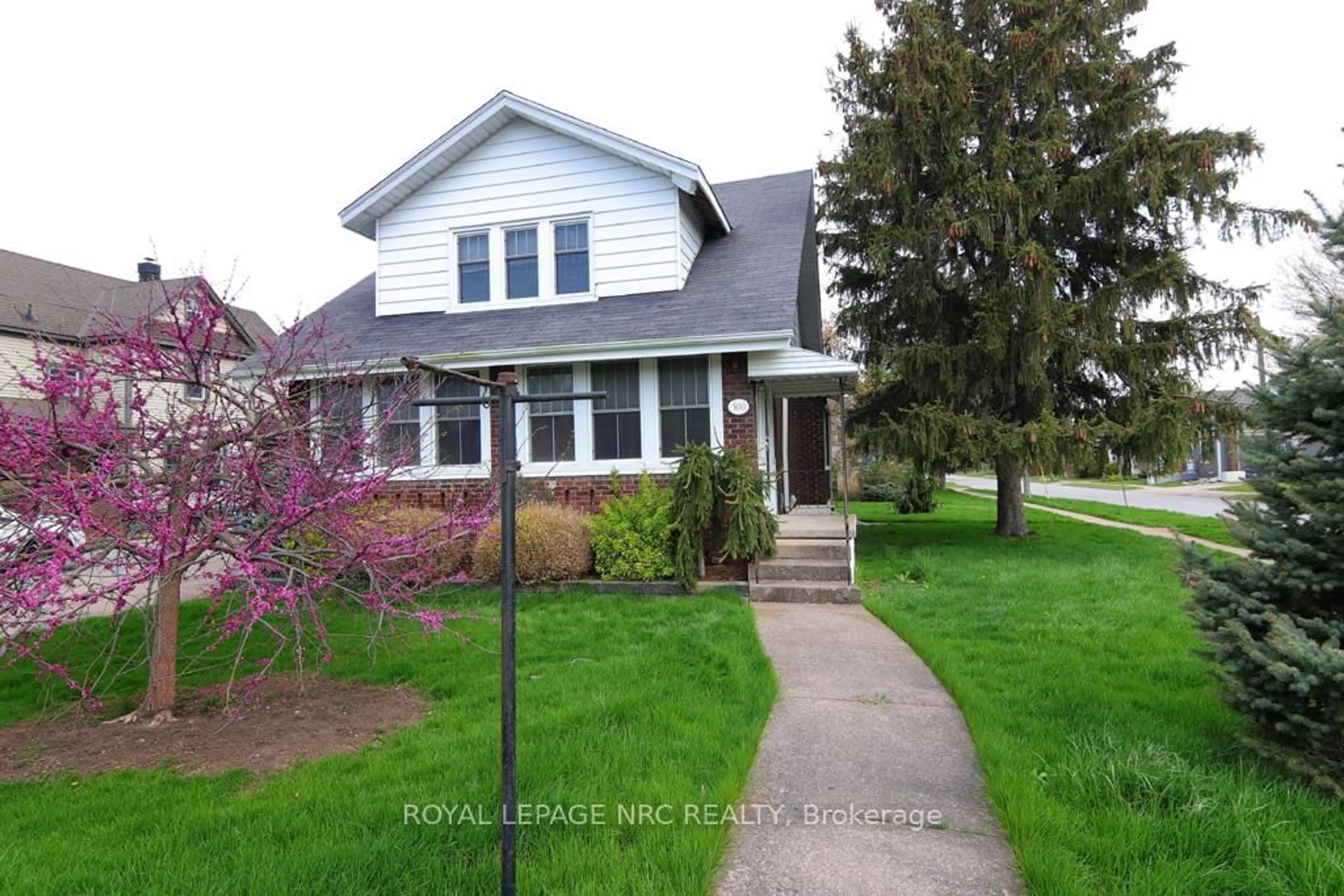 Home with vinyl exterior material, street for 300 Phipps St, Fort Erie Ontario L2A 2V6