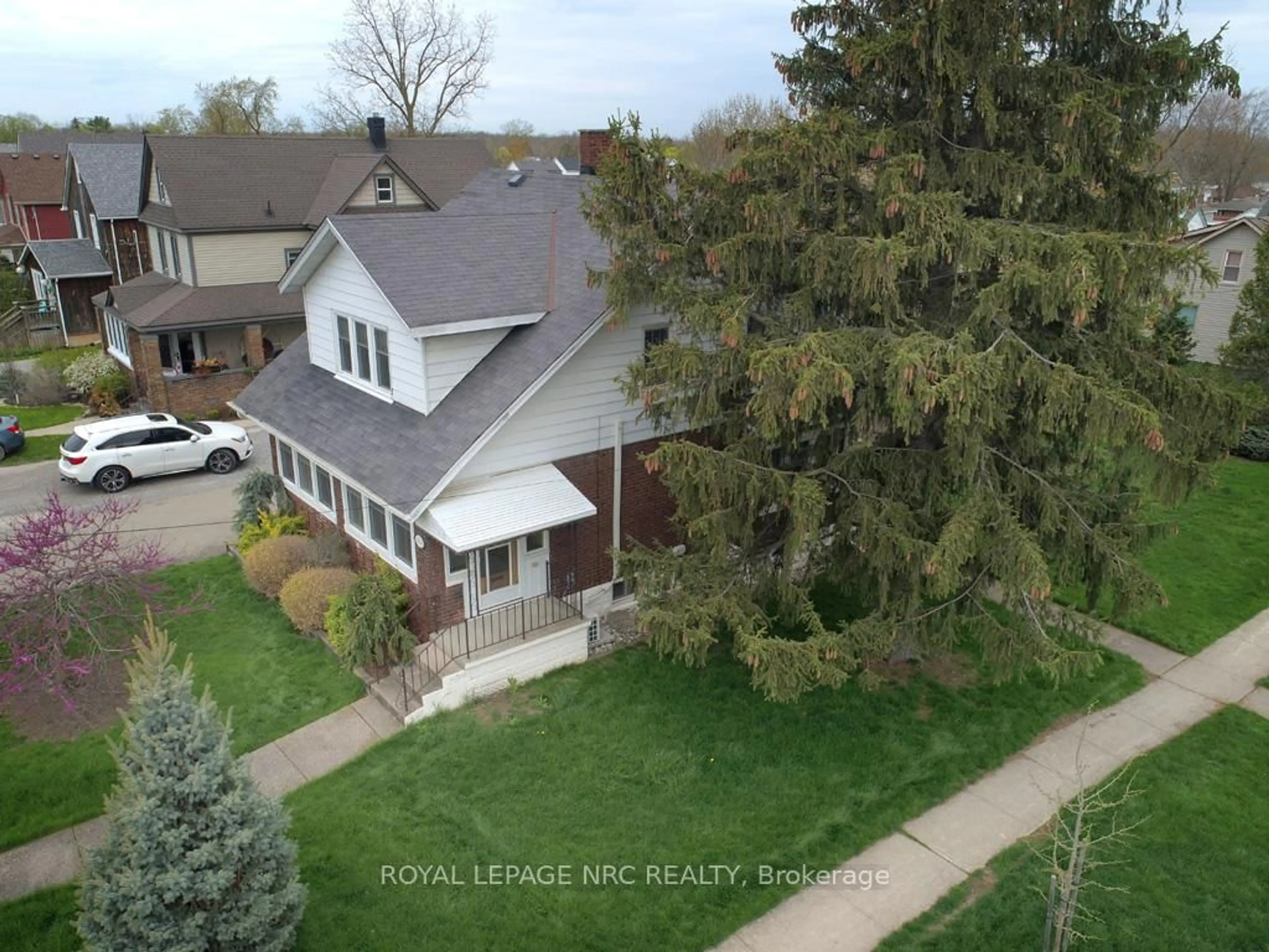 A pic from outside/outdoor area/front of a property/back of a property/a pic from drone, street for 300 Phipps St, Fort Erie Ontario L2A 2V6