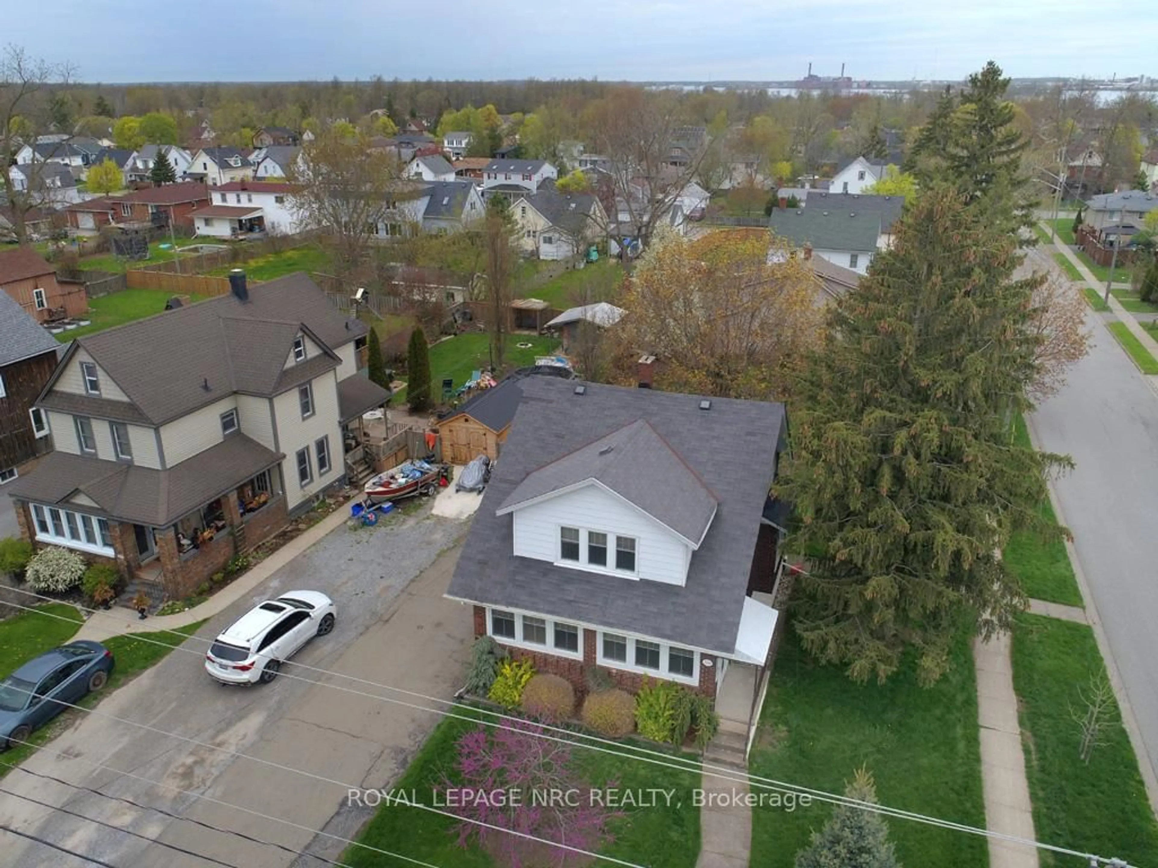 A pic from outside/outdoor area/front of a property/back of a property/a pic from drone, street for 300 Phipps St, Fort Erie Ontario L2A 2V6