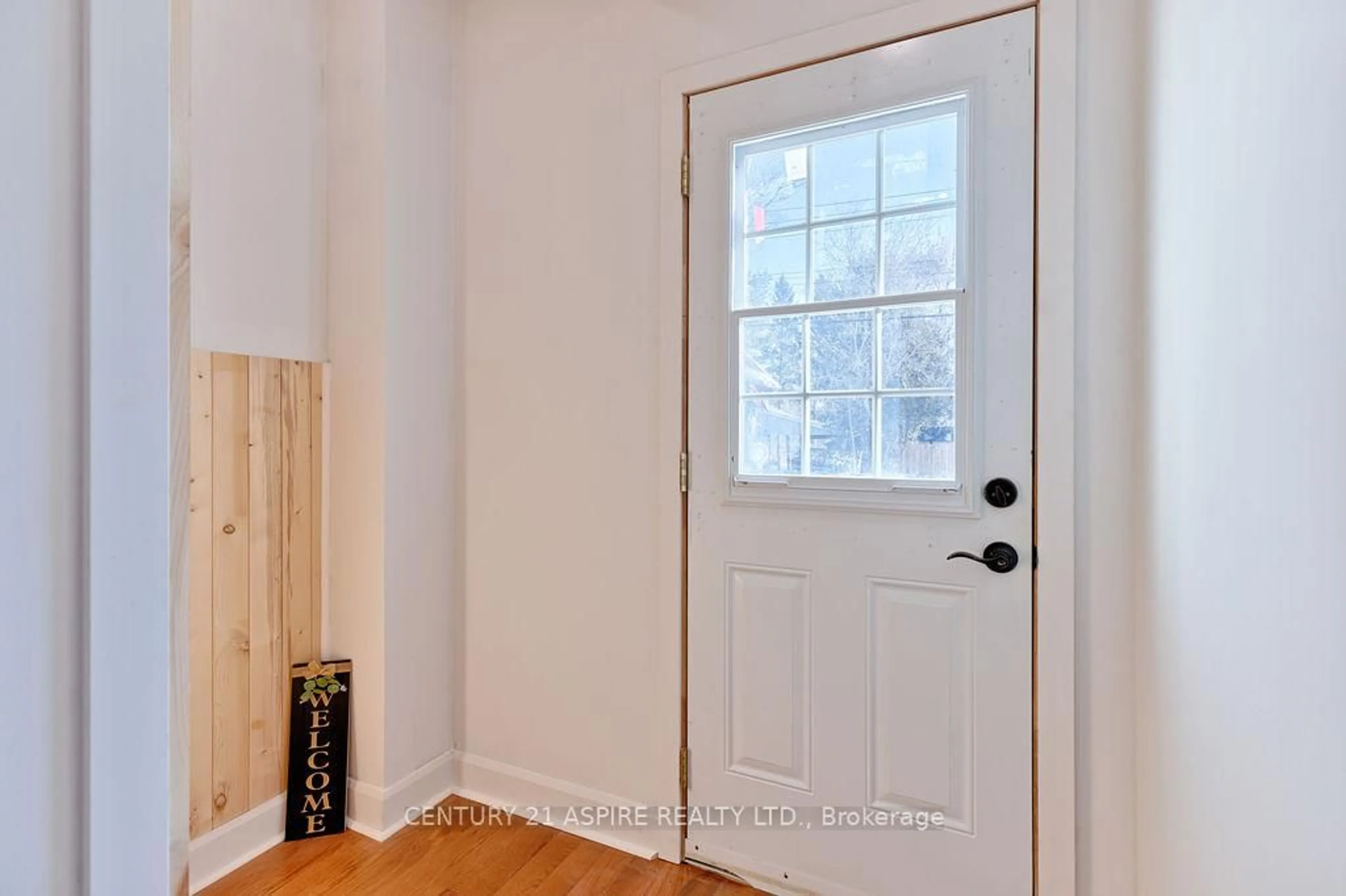 Indoor entryway for 568 Moffat St, Pembroke Ontario K8A 3Y1