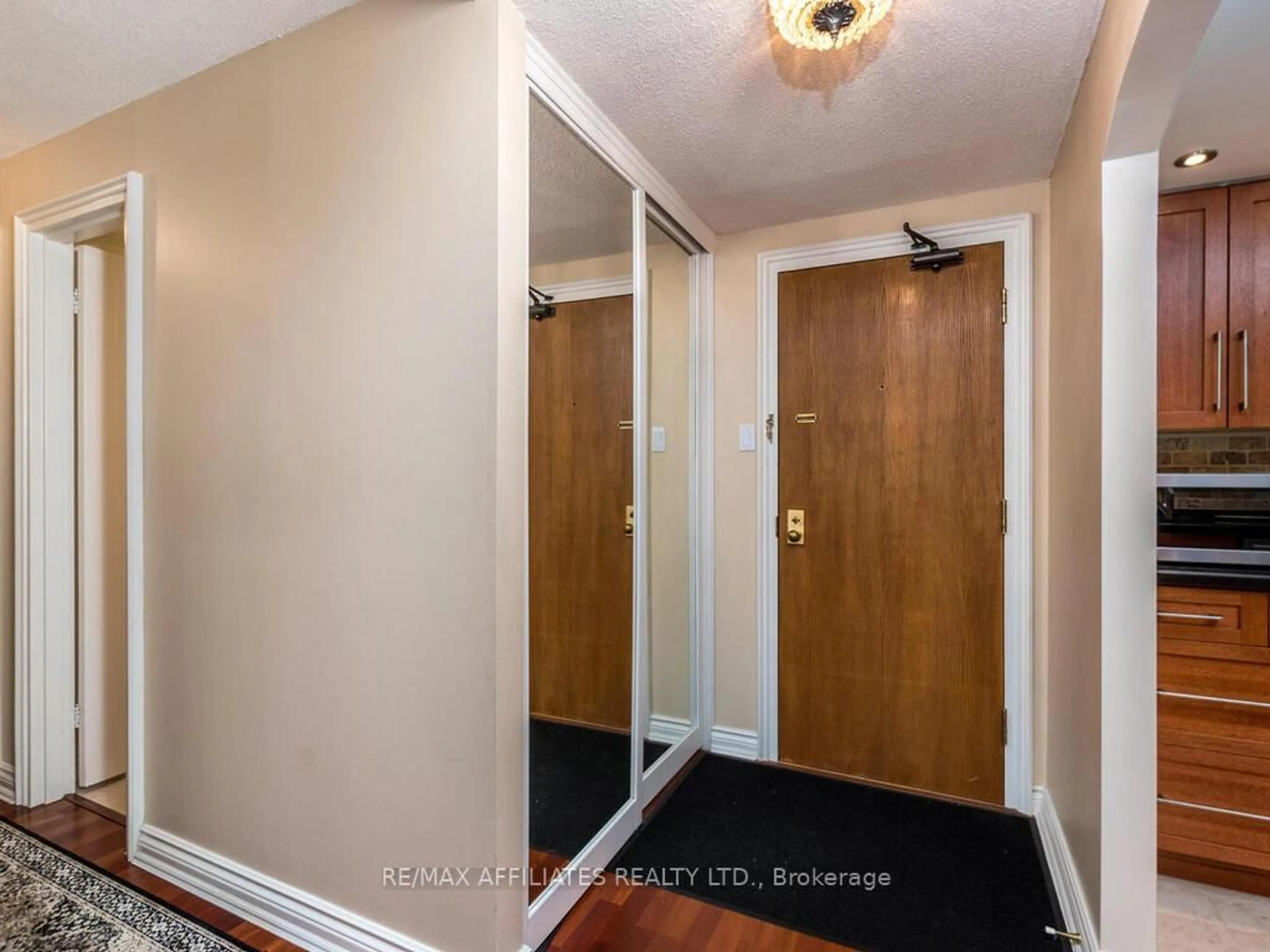 Indoor entryway for 80 Sandcastle Dr #914, Ottawa Ontario K2H 9E7