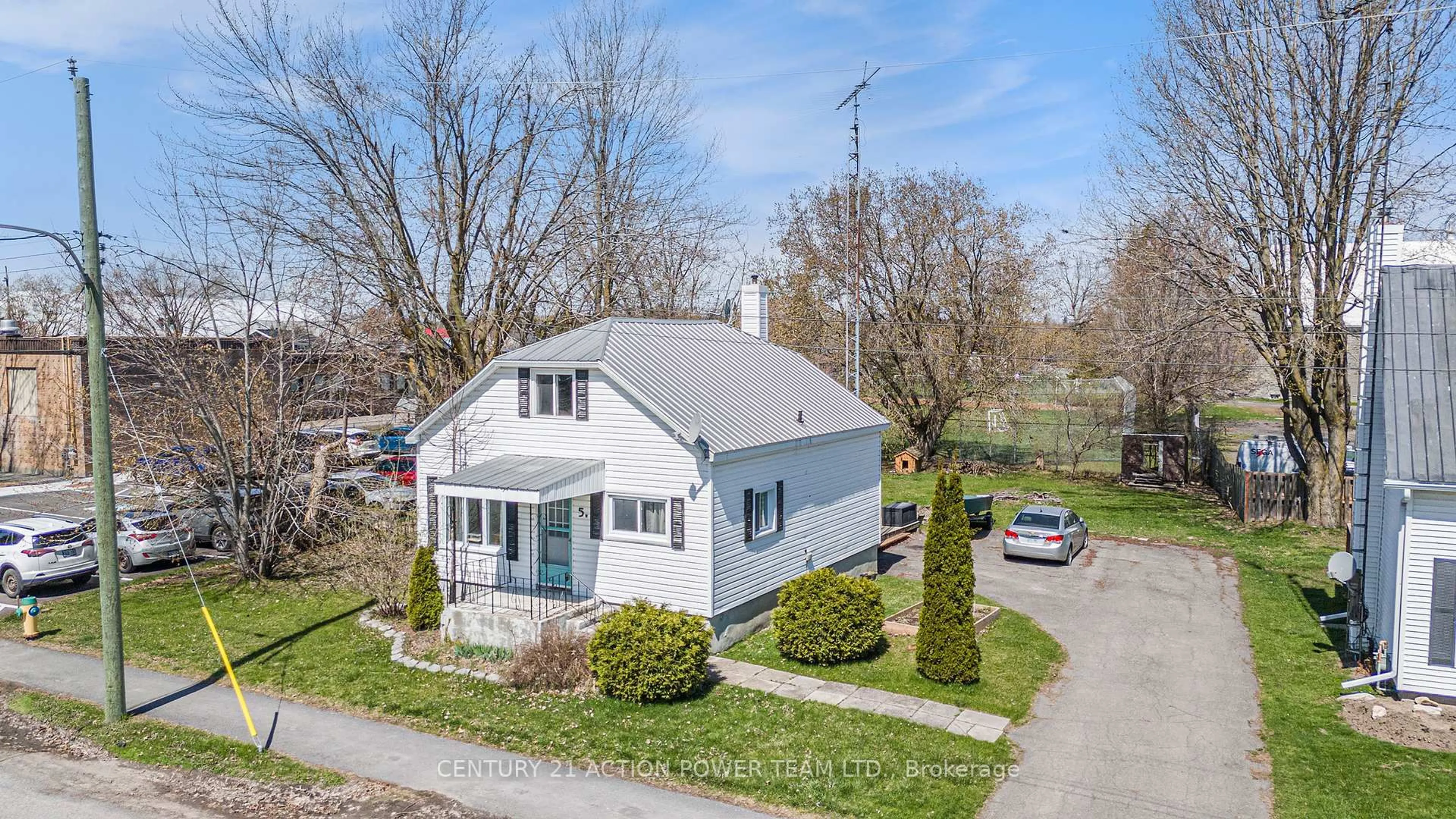 A pic from outside/outdoor area/front of a property/back of a property/a pic from drone, street for 5 Concession St, North Stormont Ontario K0A 1R0