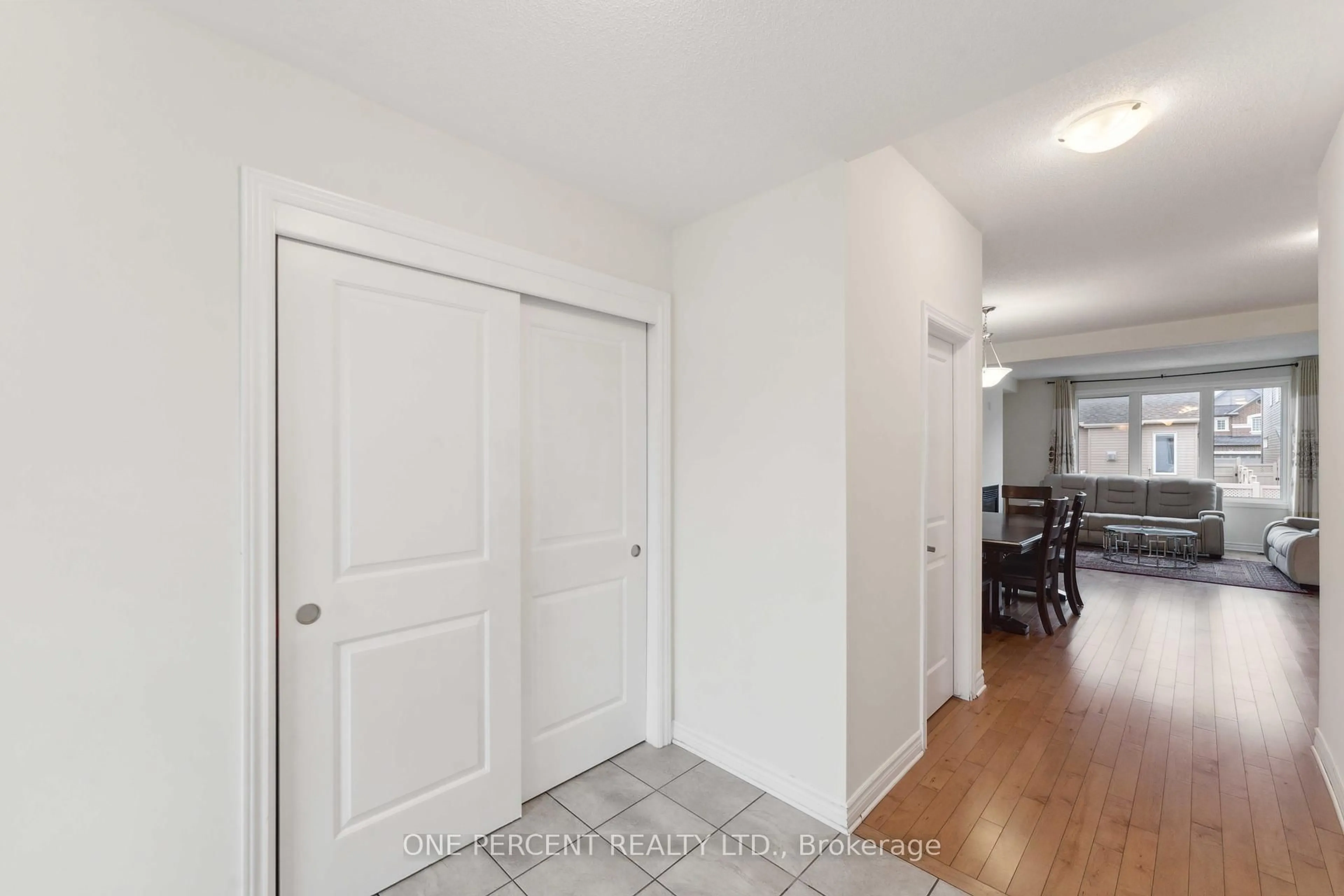 Indoor entryway for 552 Genevriers St, Ottawa Ontario K4A 3W4