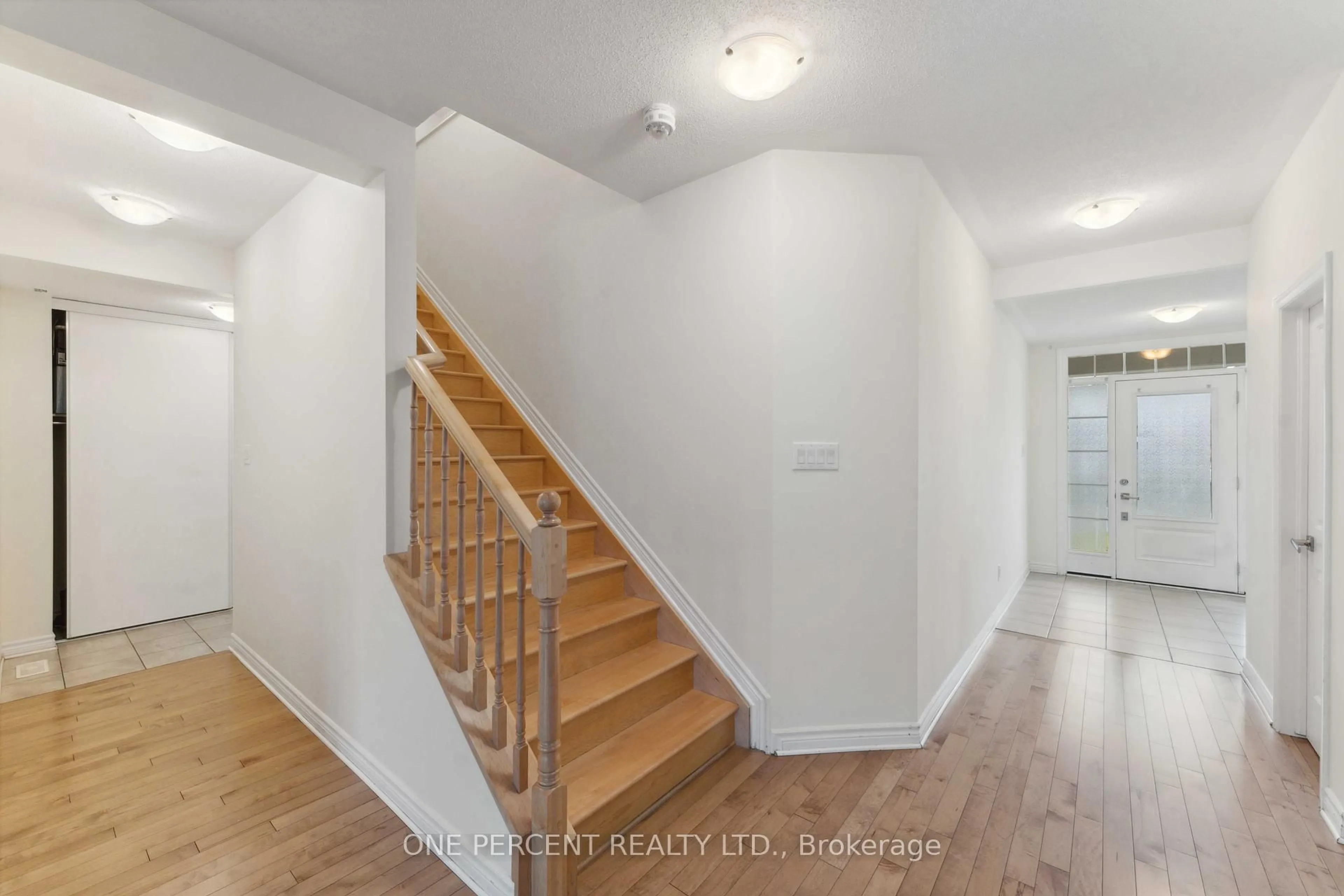 Indoor entryway for 552 Genevriers St, Ottawa Ontario K4A 3W4