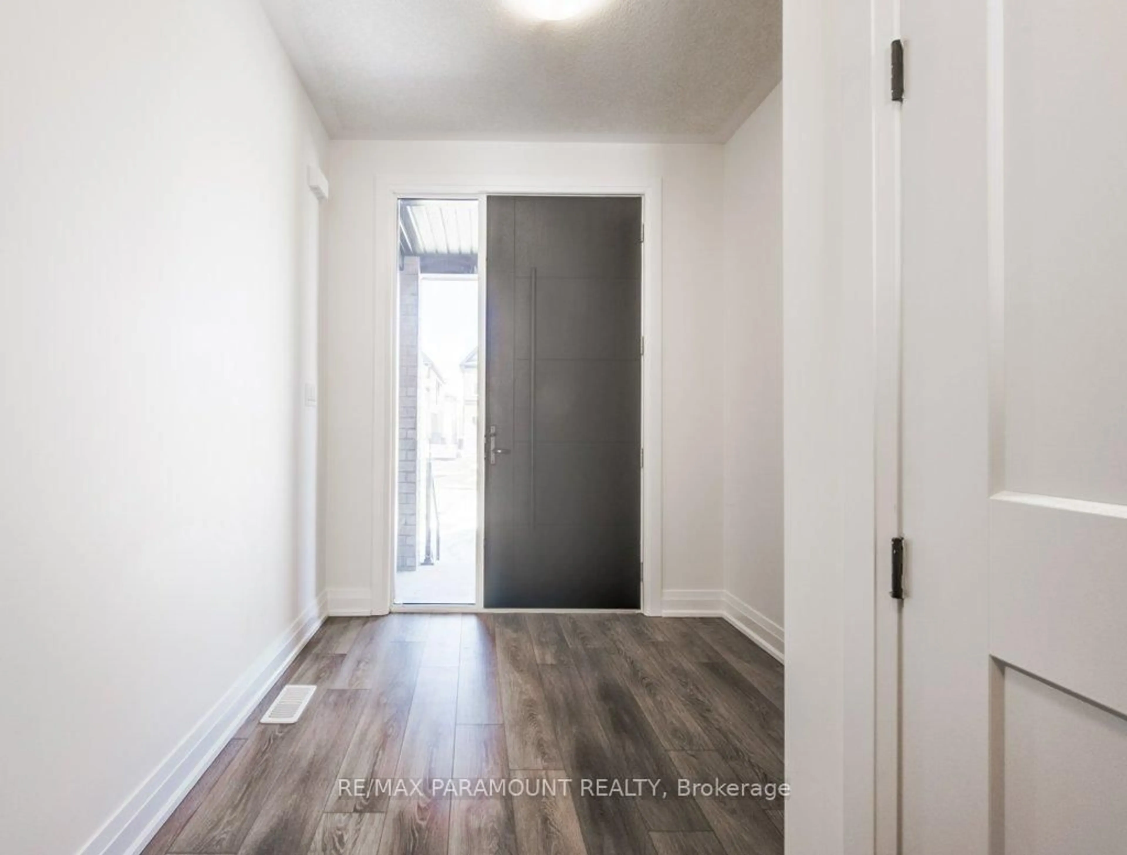 Indoor entryway for 19 Jacob Detweiller Dr, Kitchener Ontario N2P 0K7