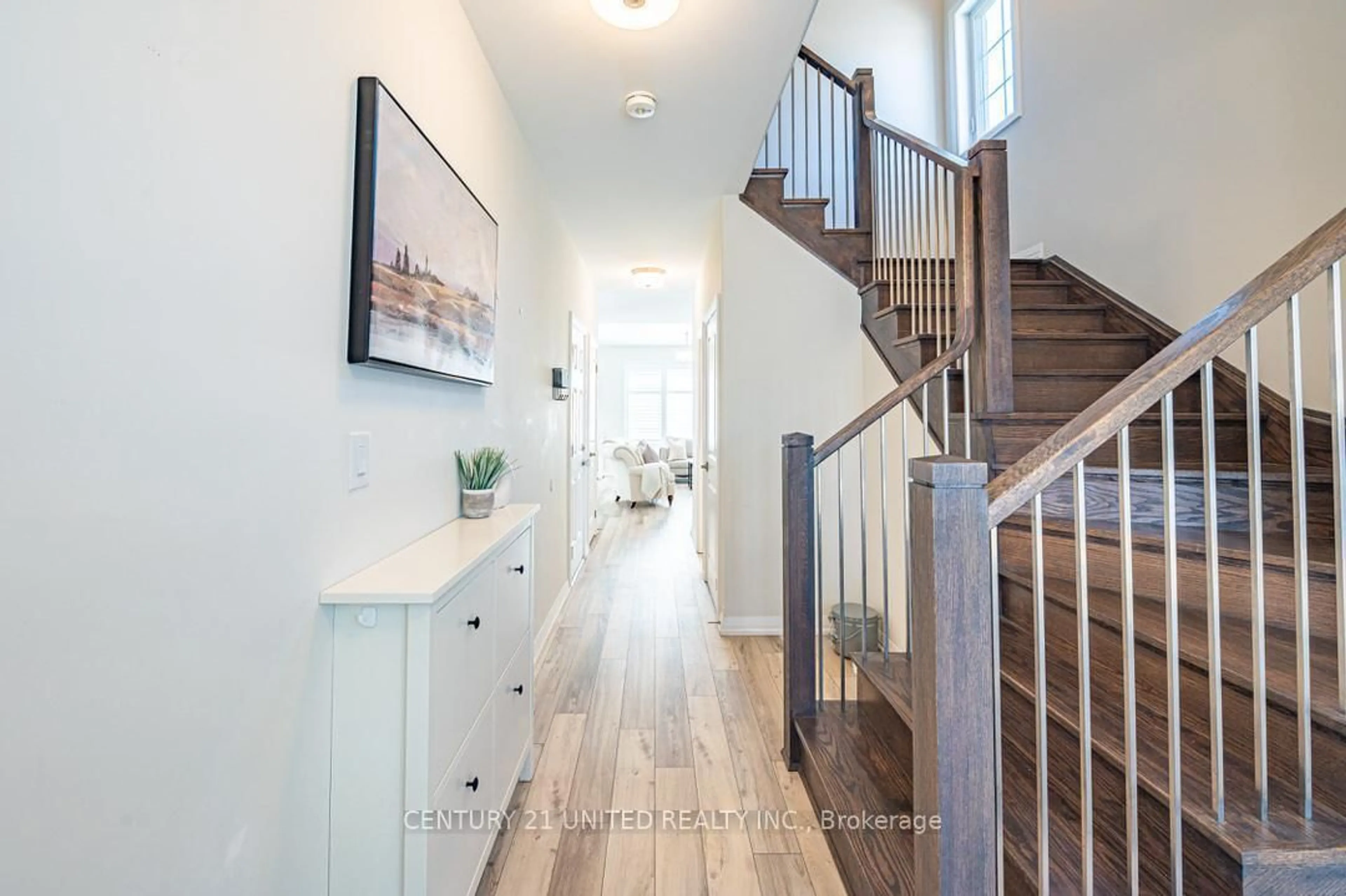 Indoor entryway for 275 Noftall Gdns, Peterborough North Ontario K9H 0H9