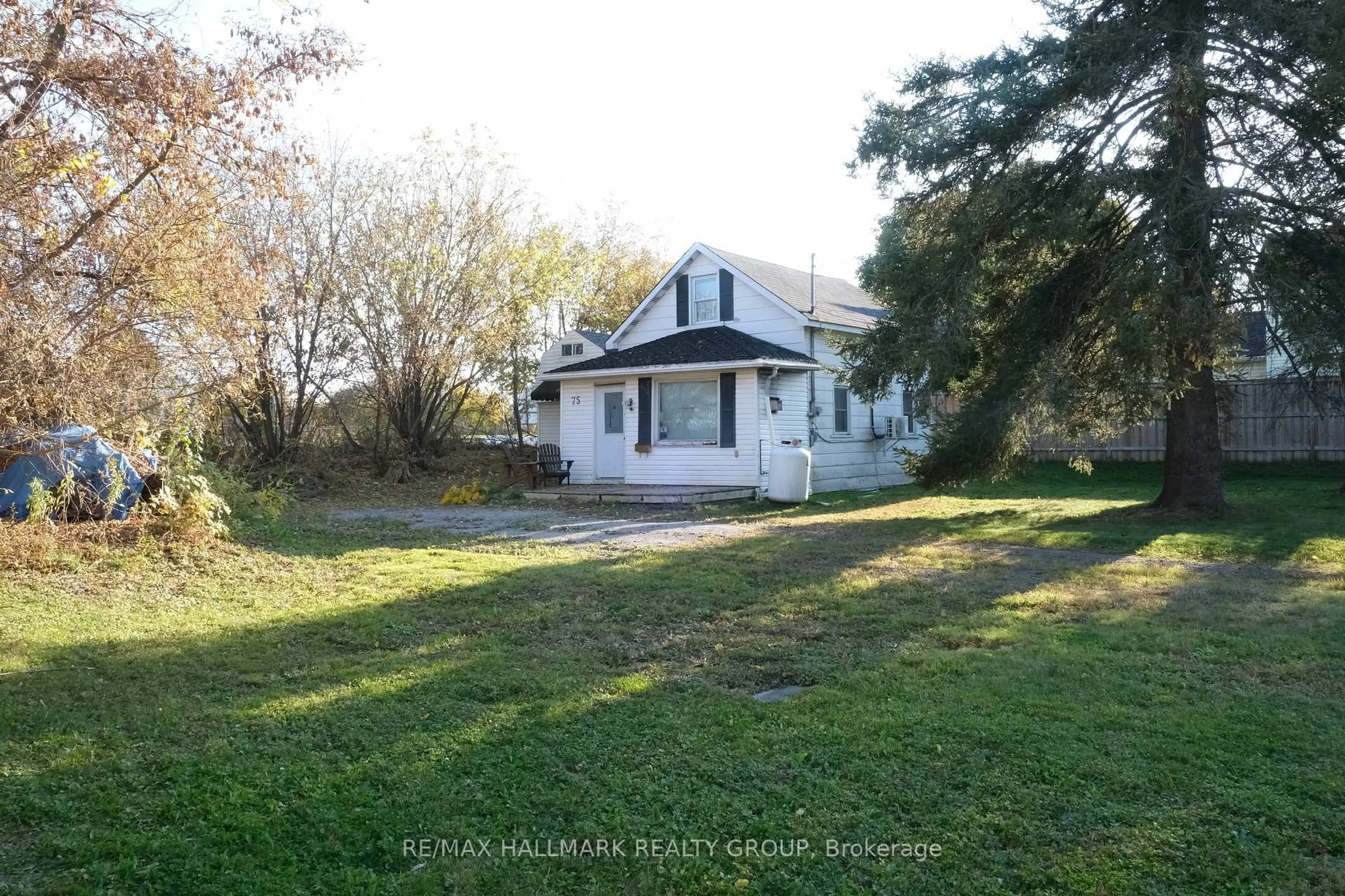 A pic from outside/outdoor area/front of a property/back of a property/a pic from drone, unknown for 75 LOUIS St, Brockville Ontario K6V 4H6