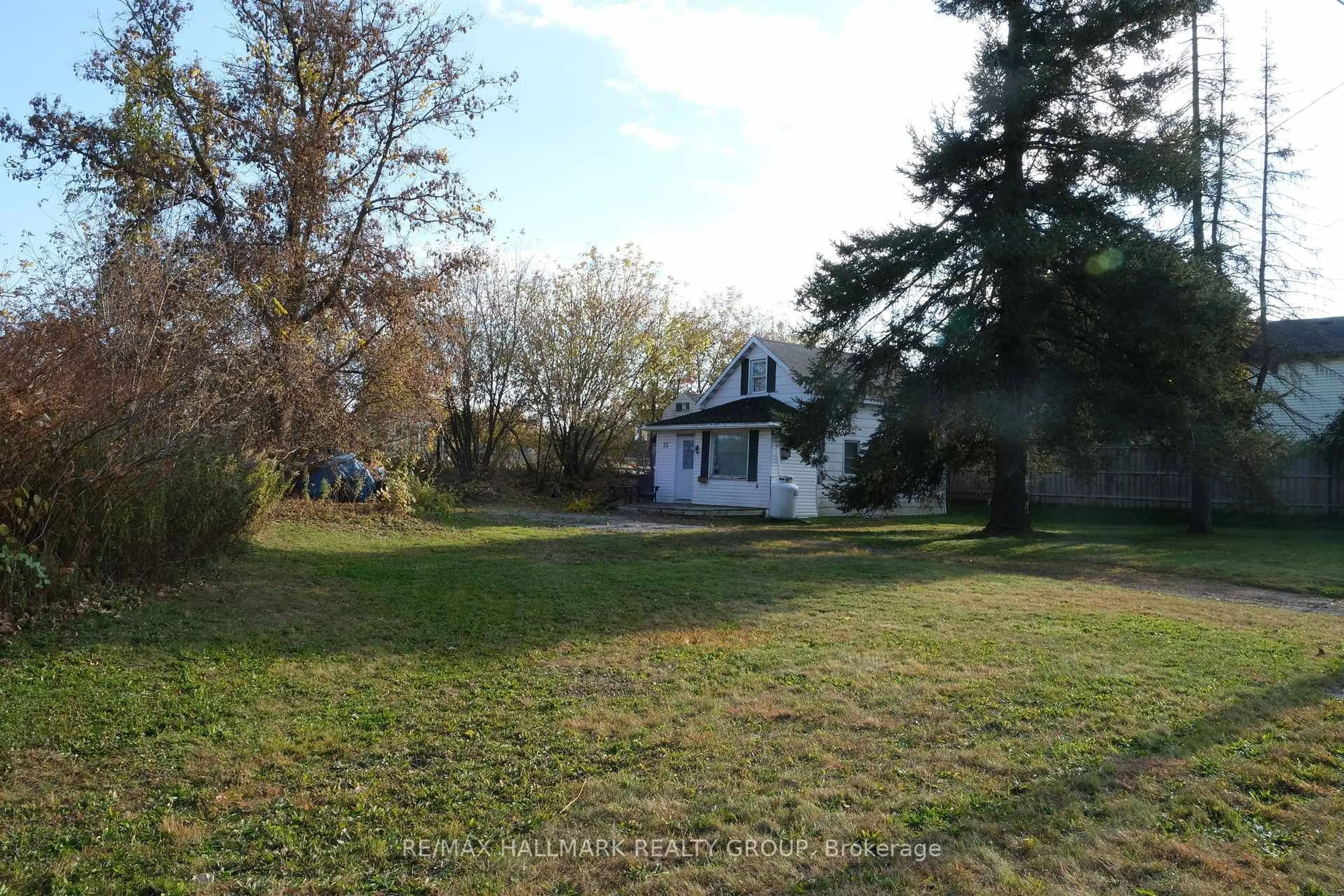 A pic from outside/outdoor area/front of a property/back of a property/a pic from drone, street for 75 LOUIS St, Brockville Ontario K6V 4H6