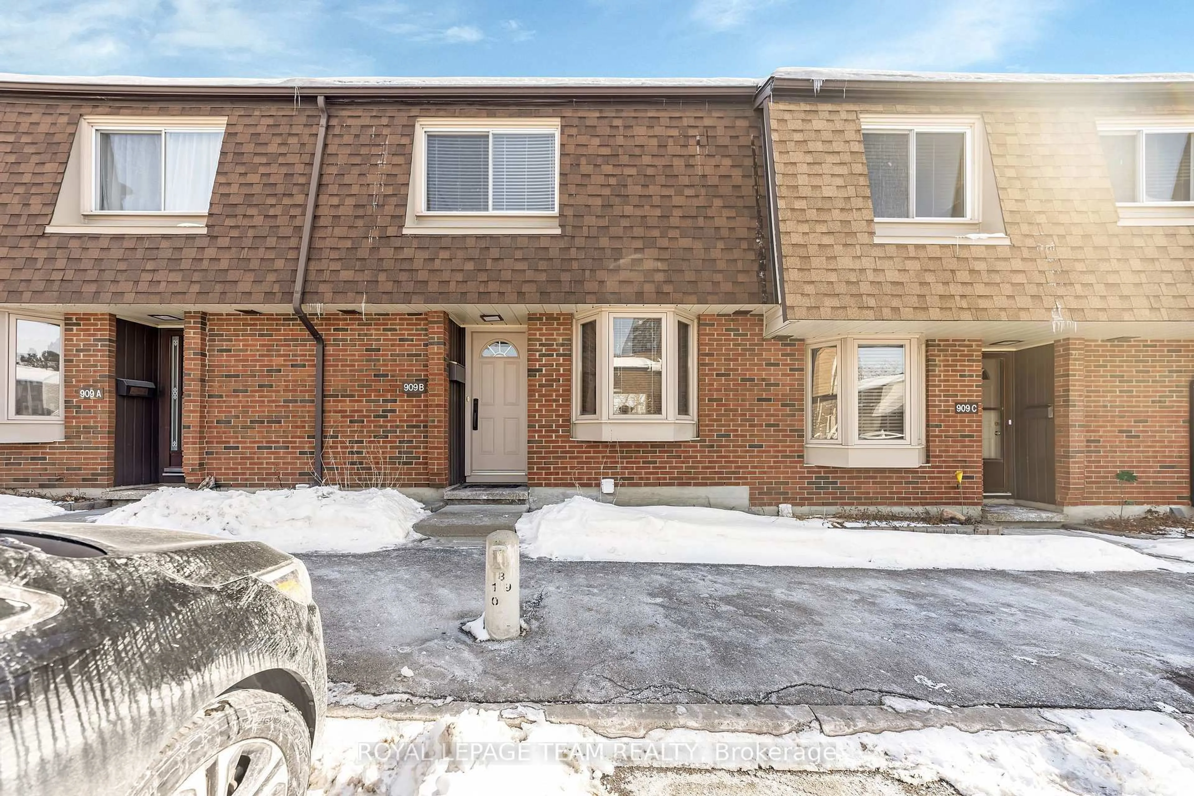 Home with brick exterior material, street for 909 Elmsmere Rd #B, Ottawa Ontario K1J 8G4