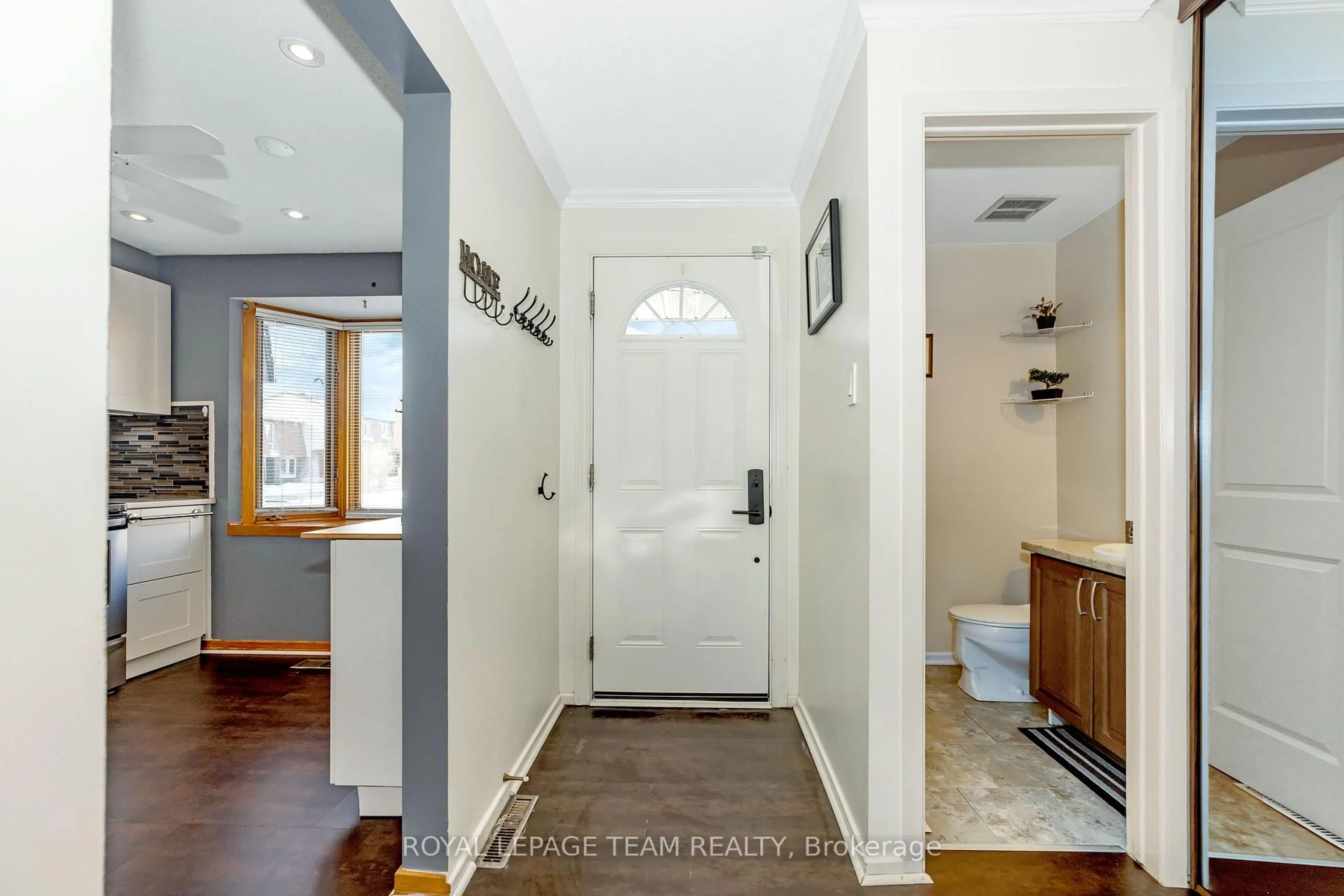 Indoor entryway for 909 Elmsmere Rd #B, Ottawa Ontario K1J 8G4