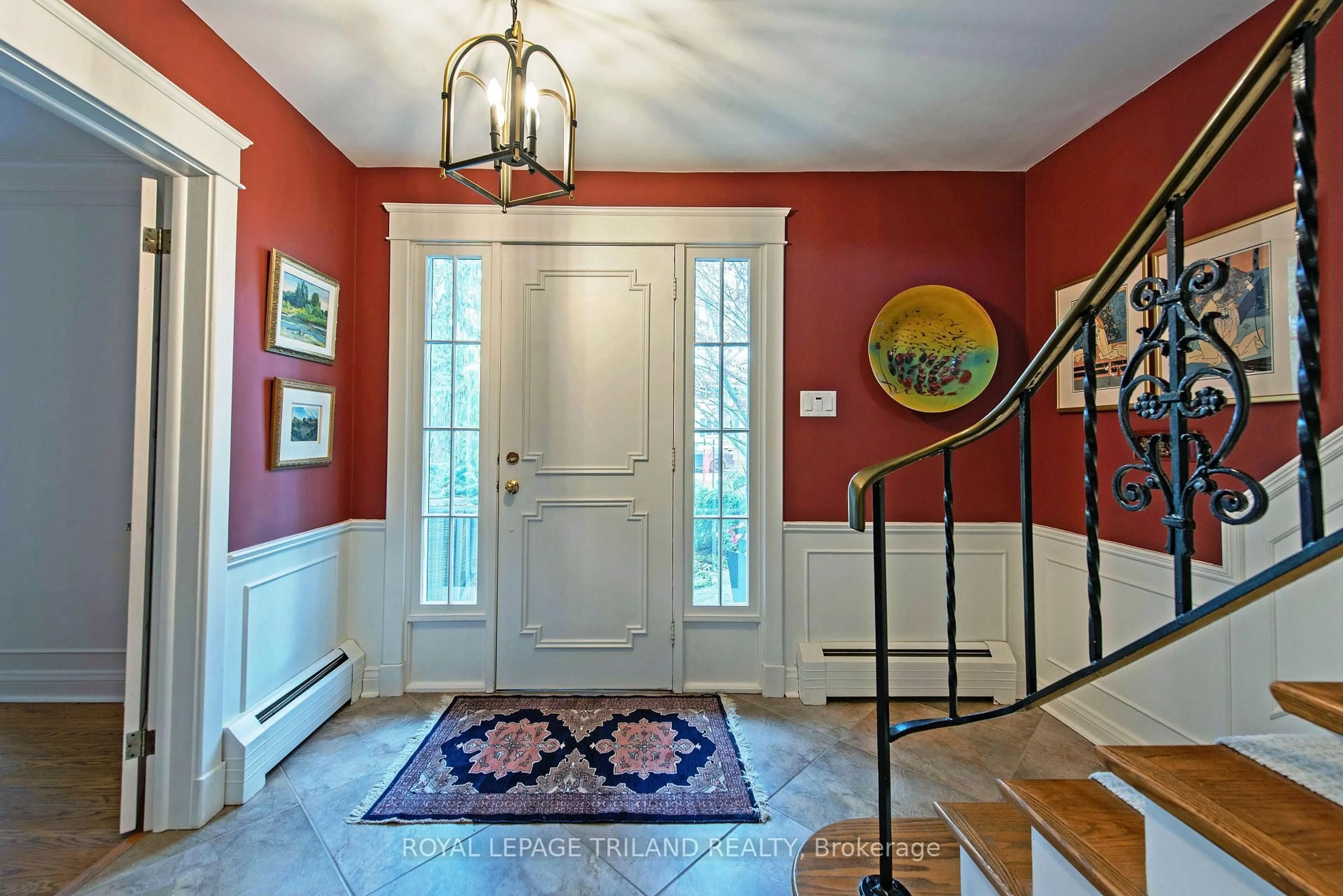 Indoor entryway for 852 Manchester Rd, London Ontario N6H 4J9