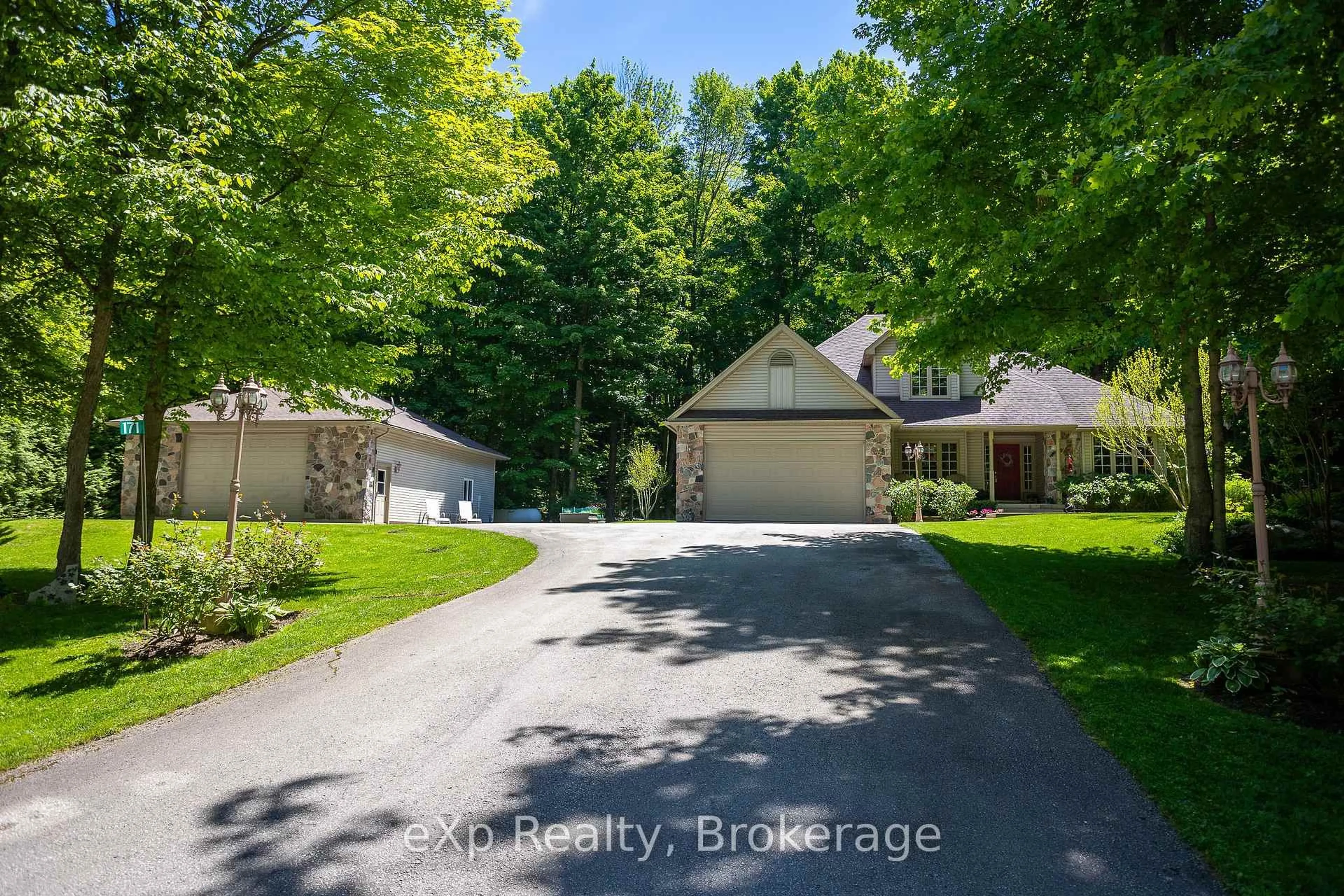 A pic from outside/outdoor area/front of a property/back of a property/a pic from drone, street for 171 ASHGROVE Lane, Meaford Ontario N0H 1B0